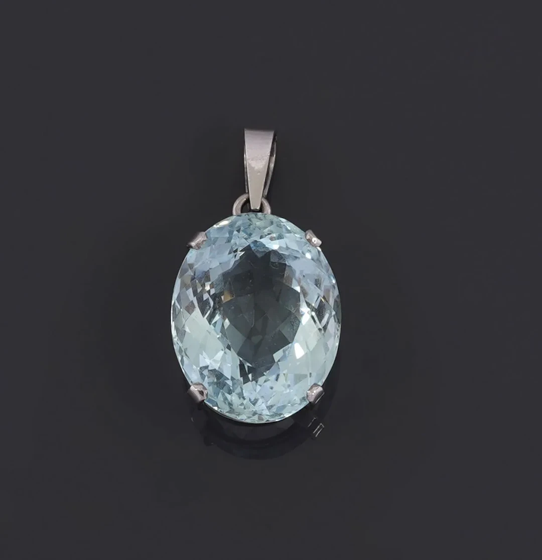 An 18k white gold pendant (750 parts per thousand) featuring - Lot 176