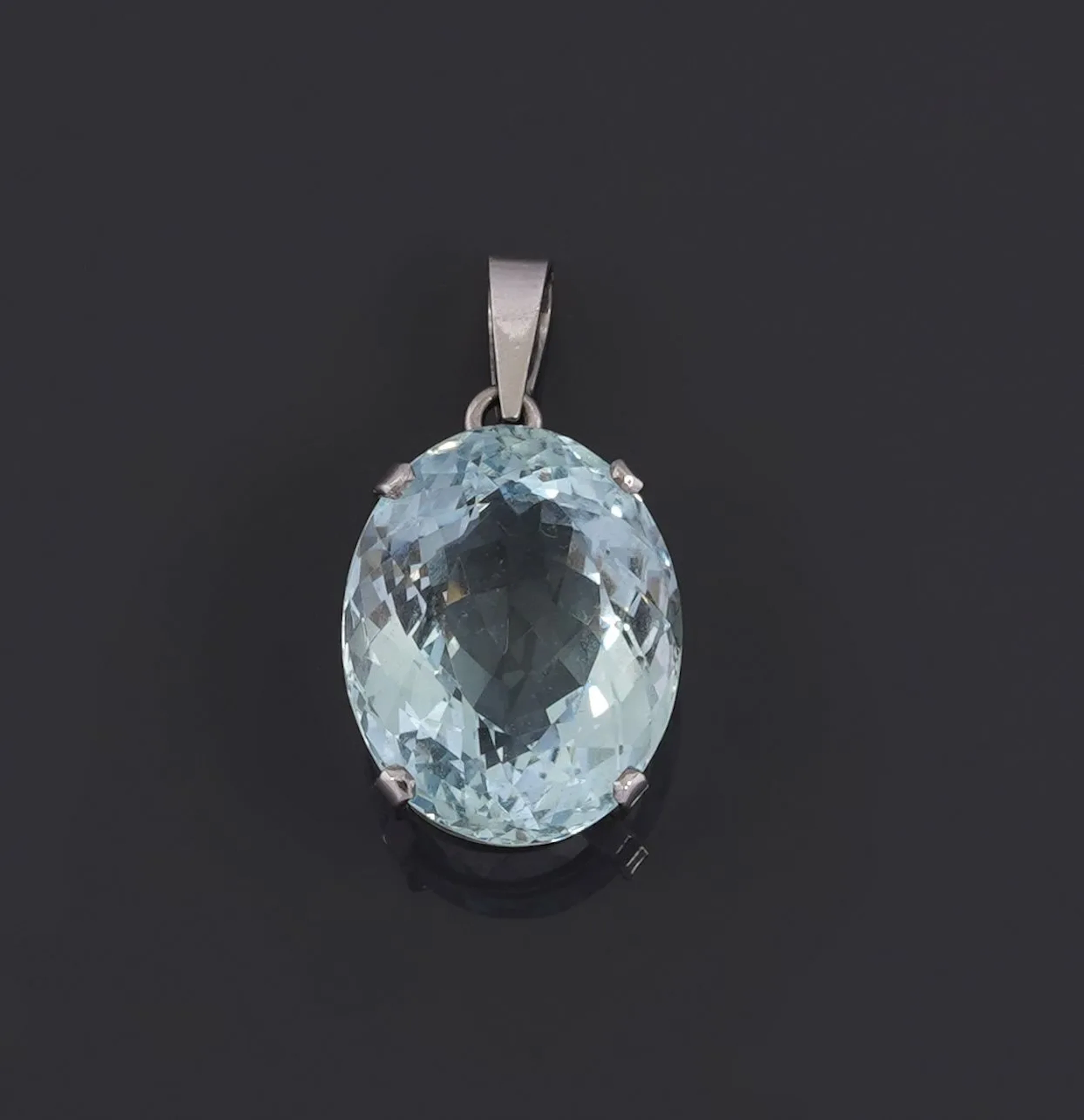 An 18k white gold pendant (750 parts per thousand) featuring - Lot 176