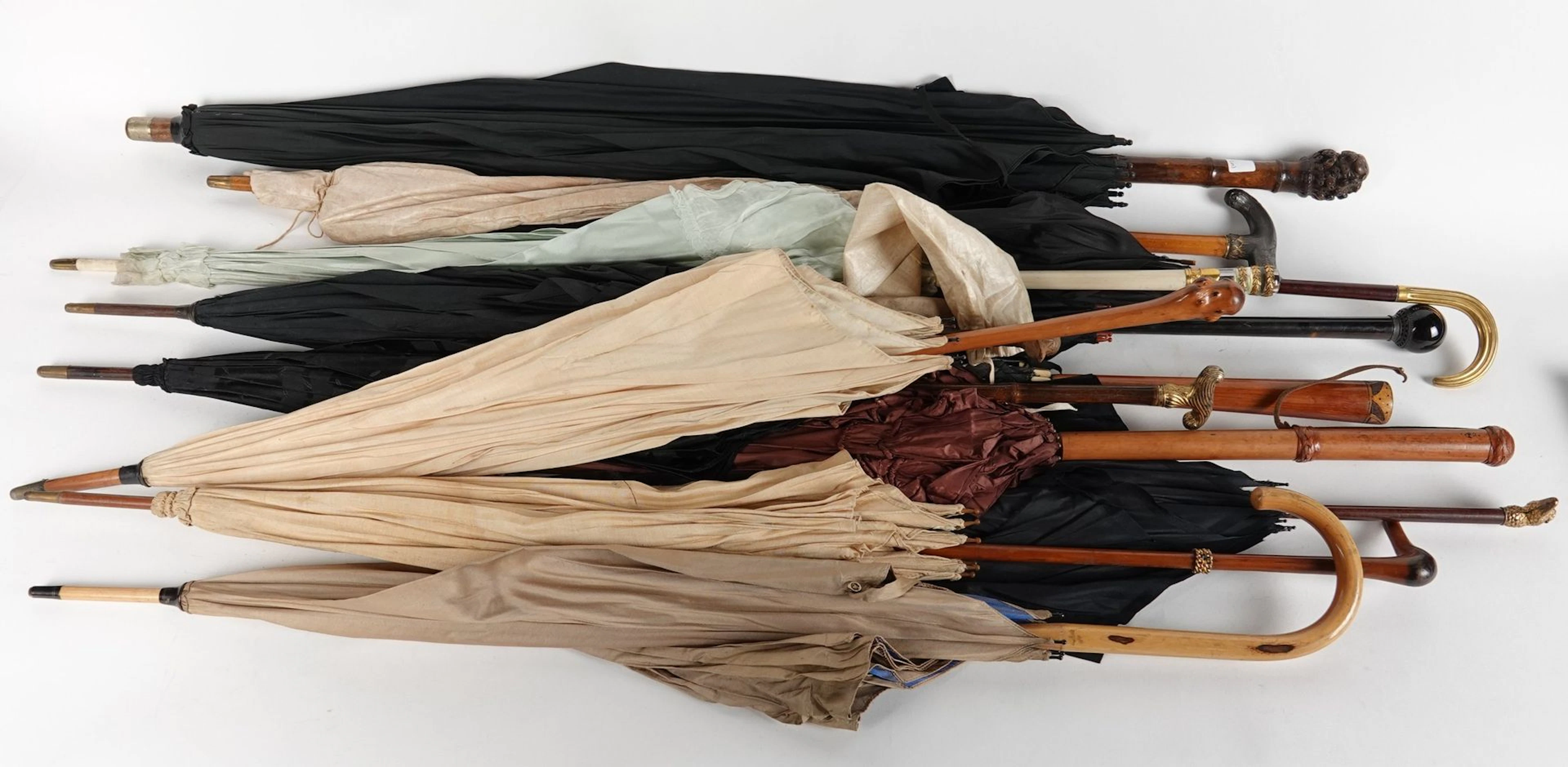 Thirteen parasols and umbrellas, early 20th century - Lot 175