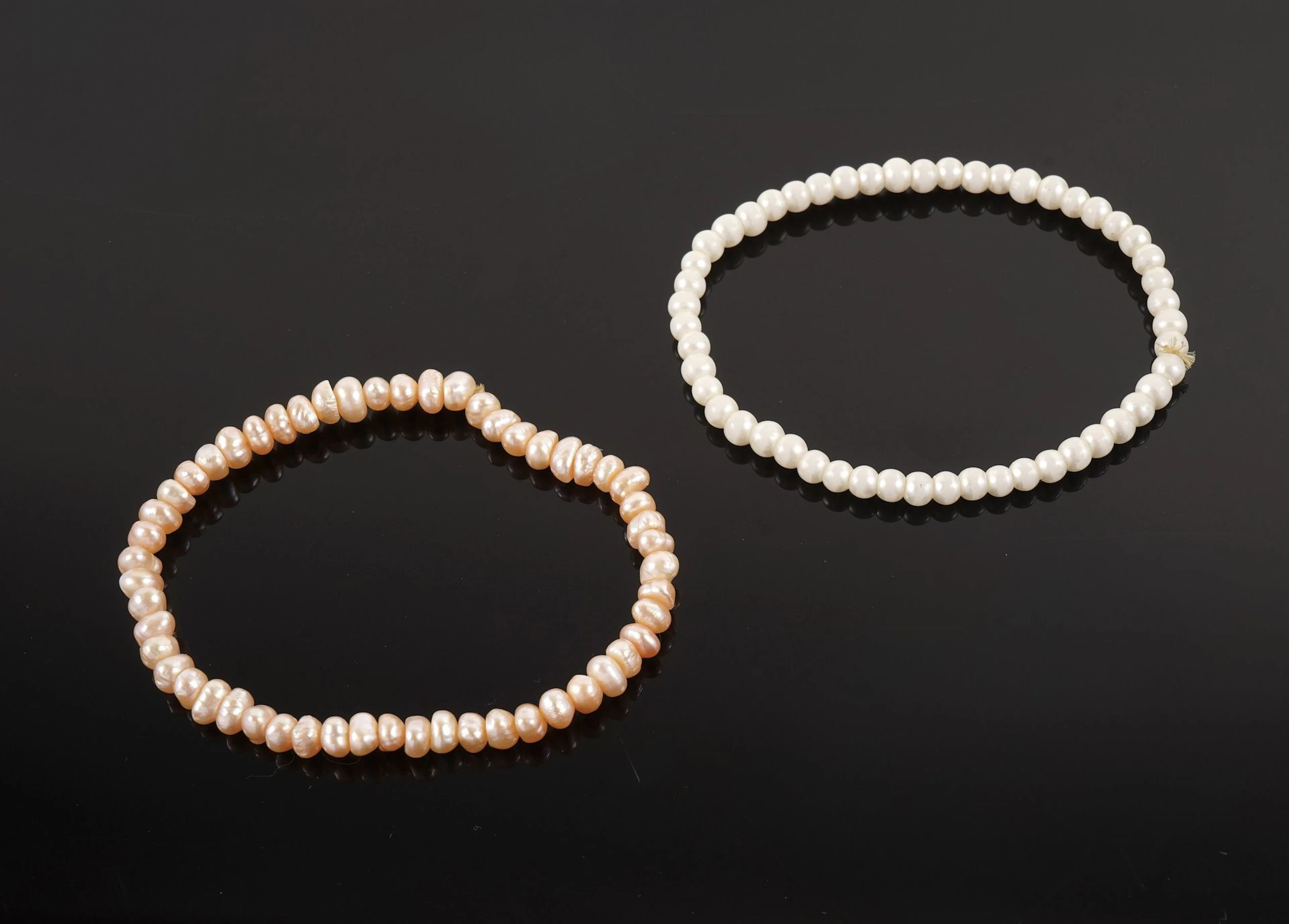Set of bracelets consisting of: - Lot 69