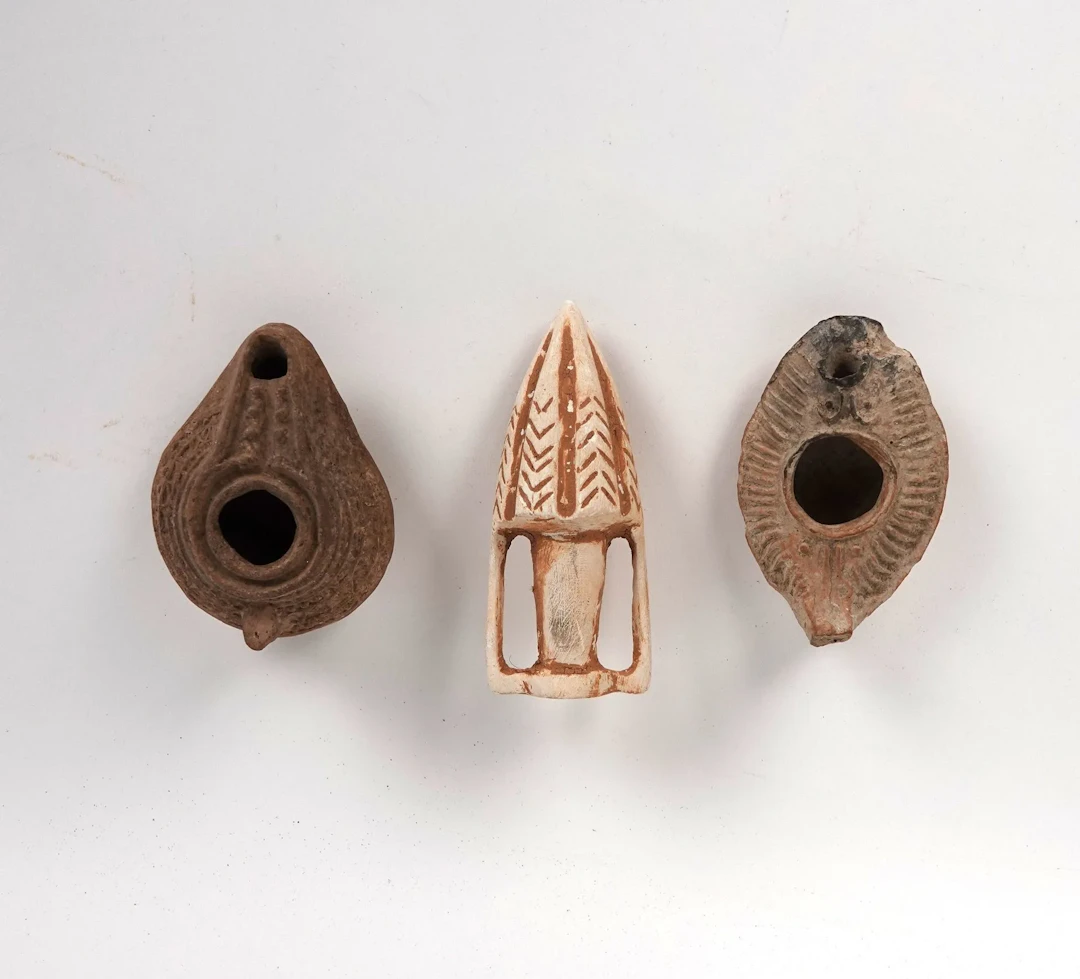 Set of two Levantine oil lamps with geometric decoration - Lot 260