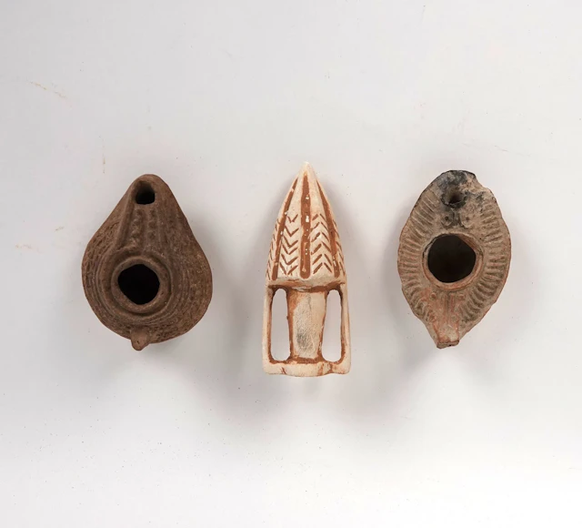 Set of two Levantine oil lamps with geometric decoration - Lot 260