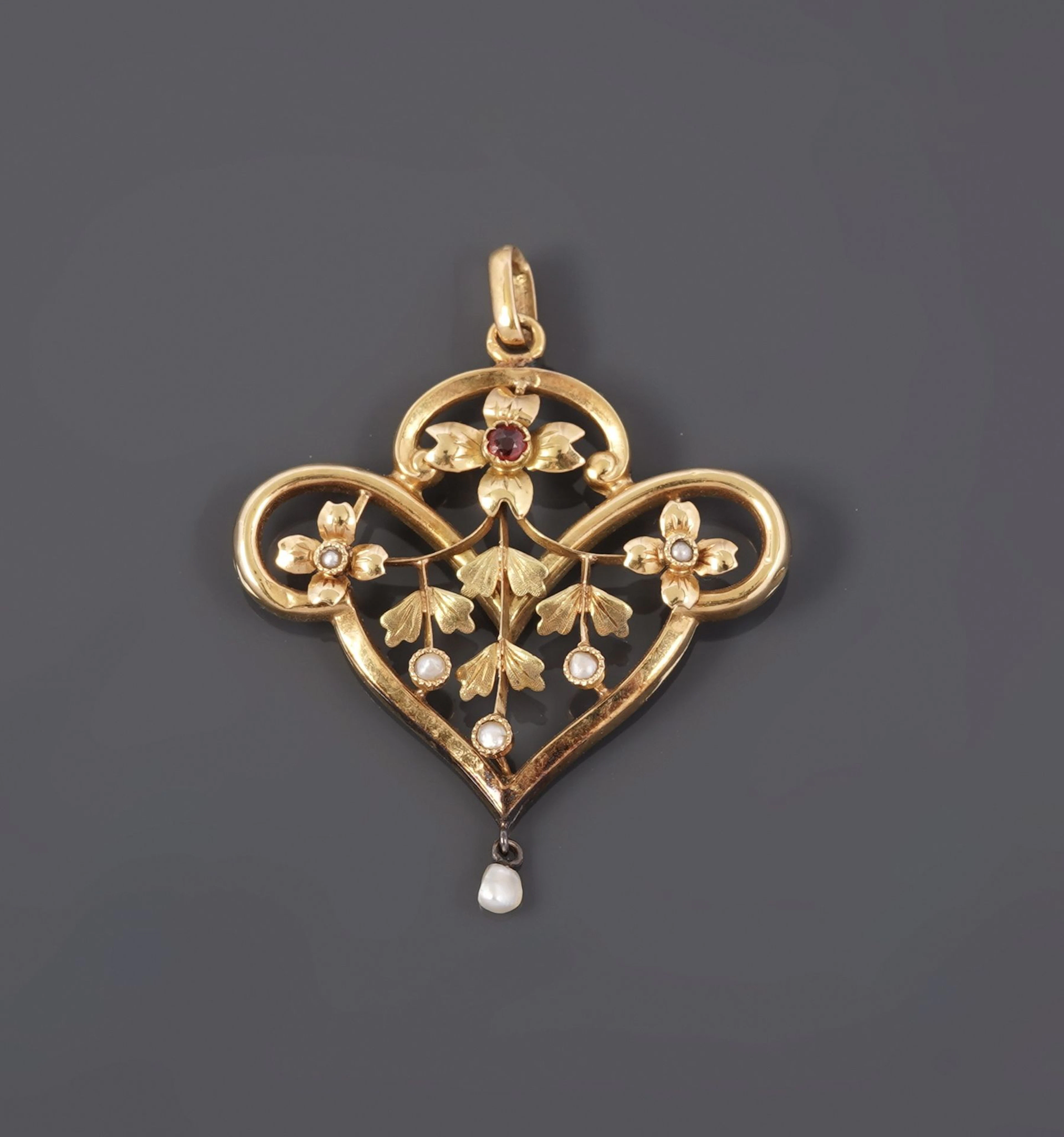 An 18k yellow gold pendant (750 parts per thousand) with an - Lot 154