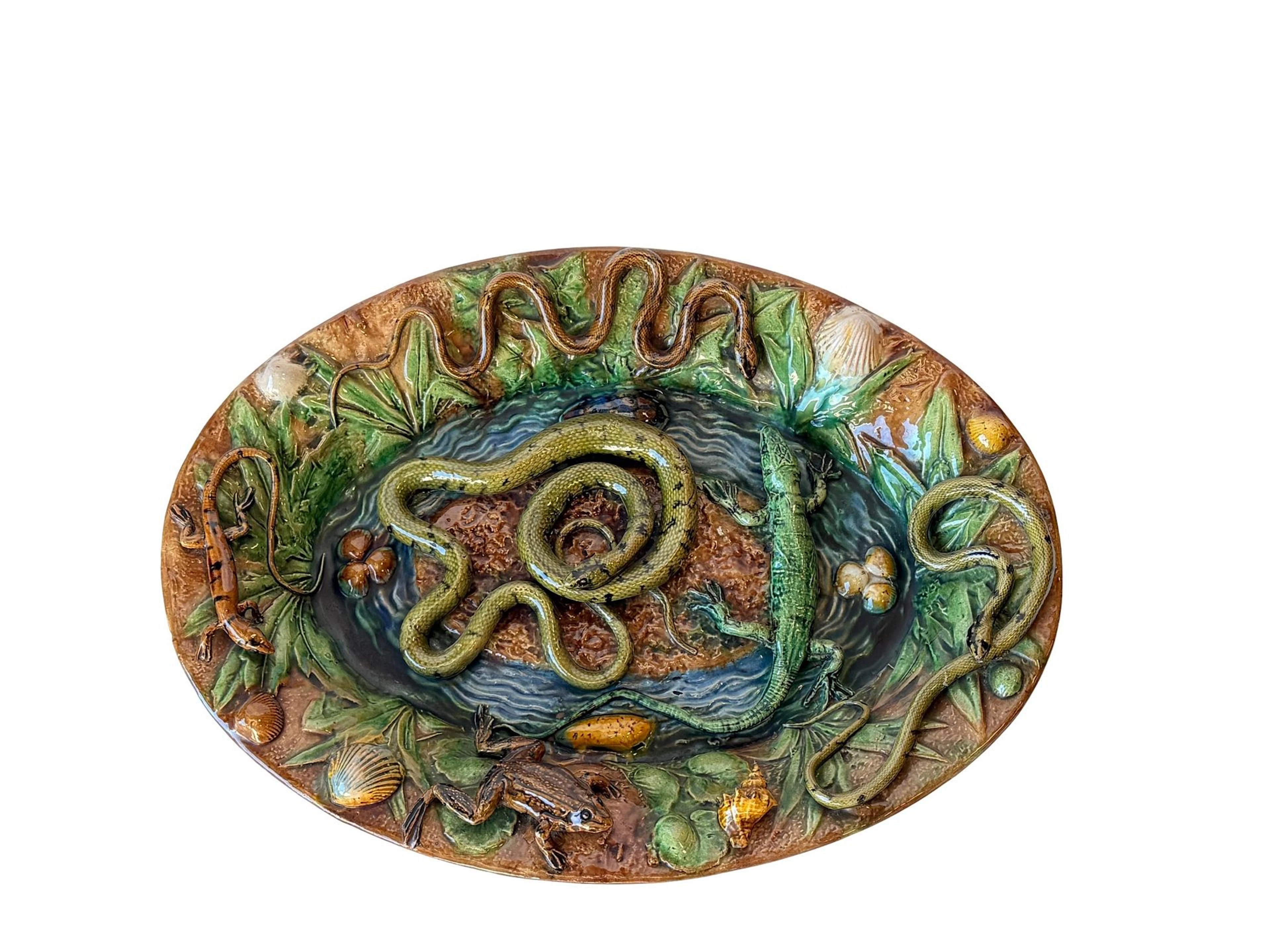 Large oval earthenware dish with a brown base, decorated in - Lot 99
