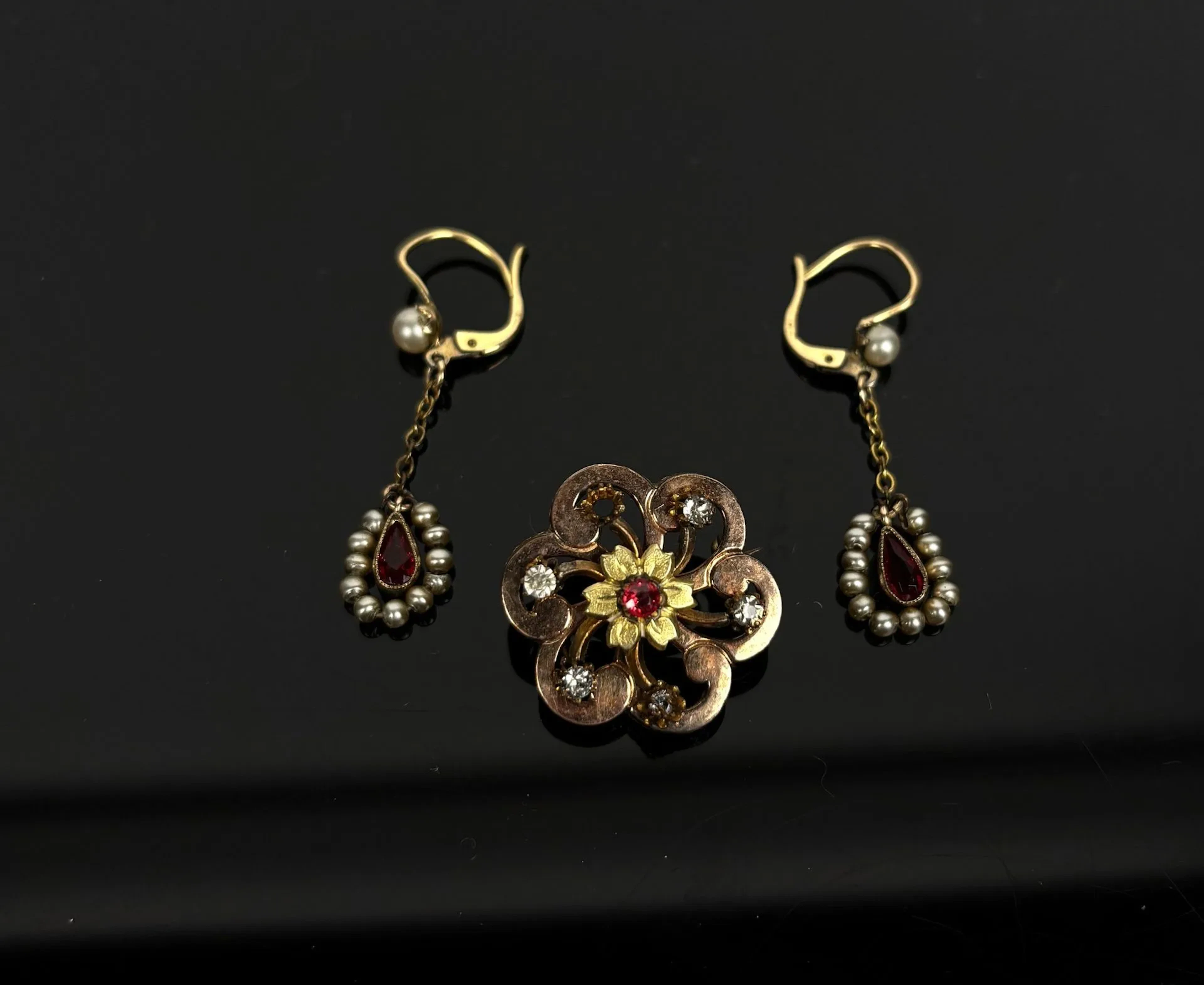 A 9k 375 gold set consisting of a circular brooch shaped lik - Lot 174