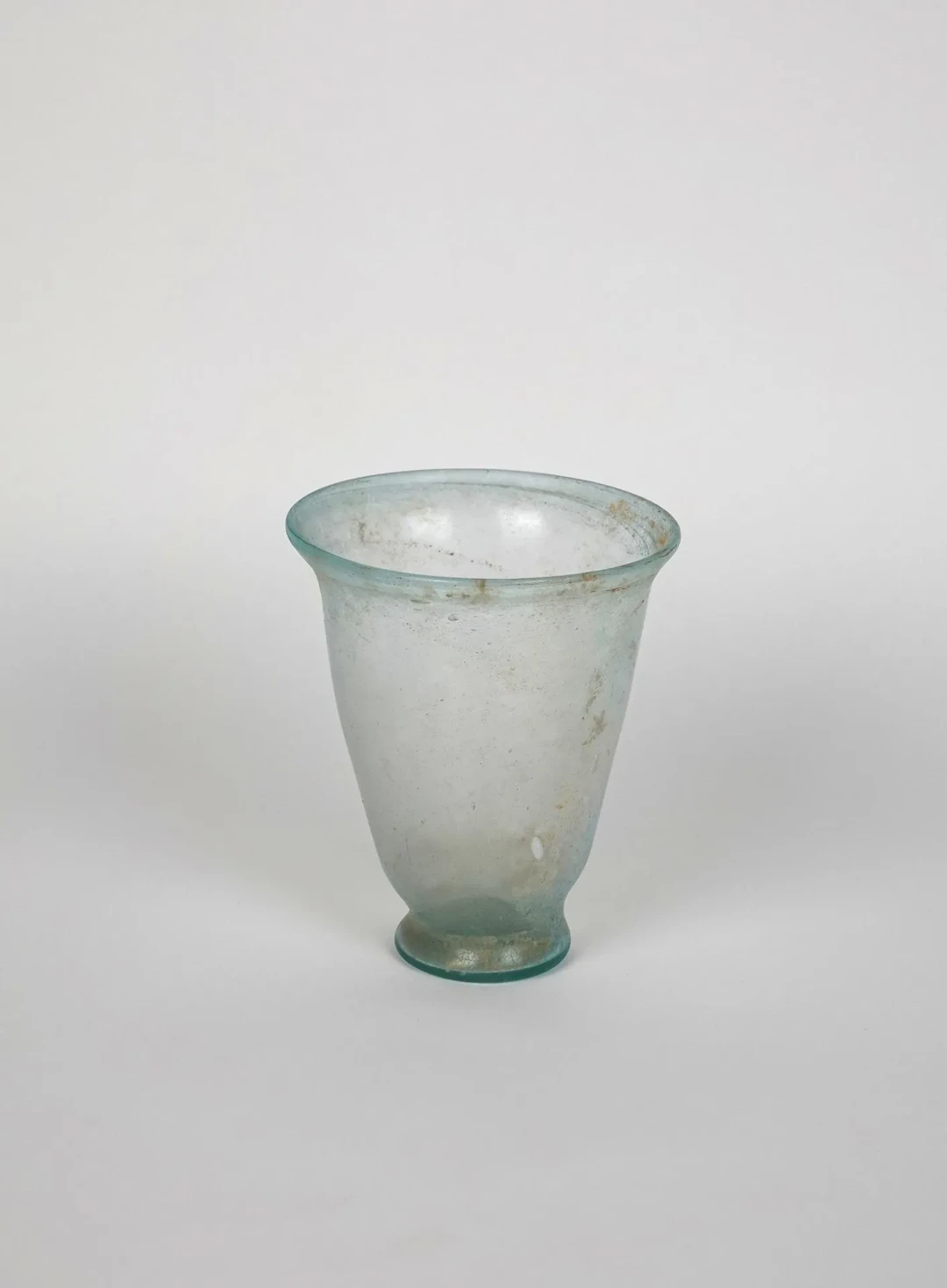 Pretty pale blue pinched-stemmed goblet - Lot 253