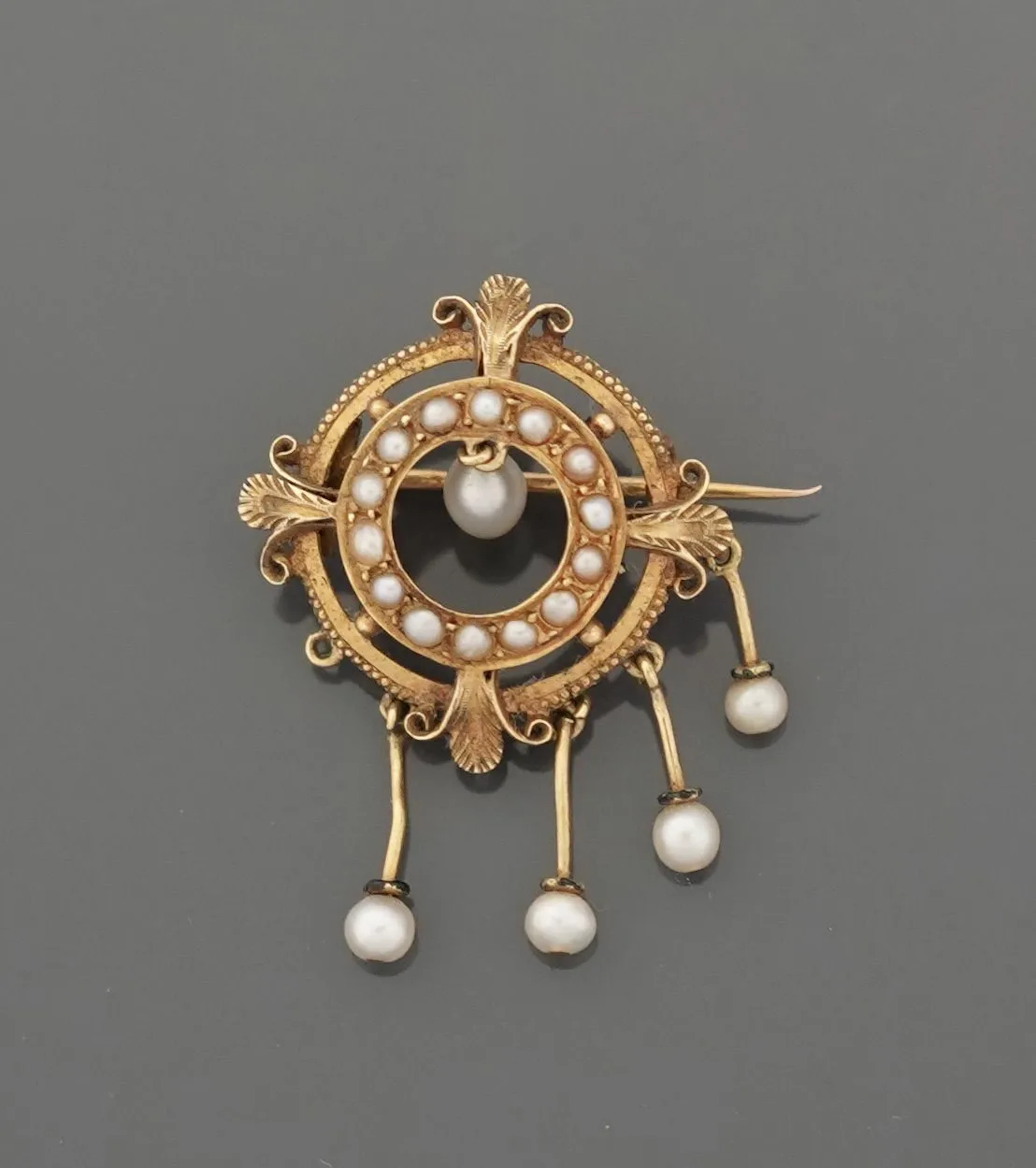 Round brooch in 18K yellow gold (750) with a double-crown de - Lot 158