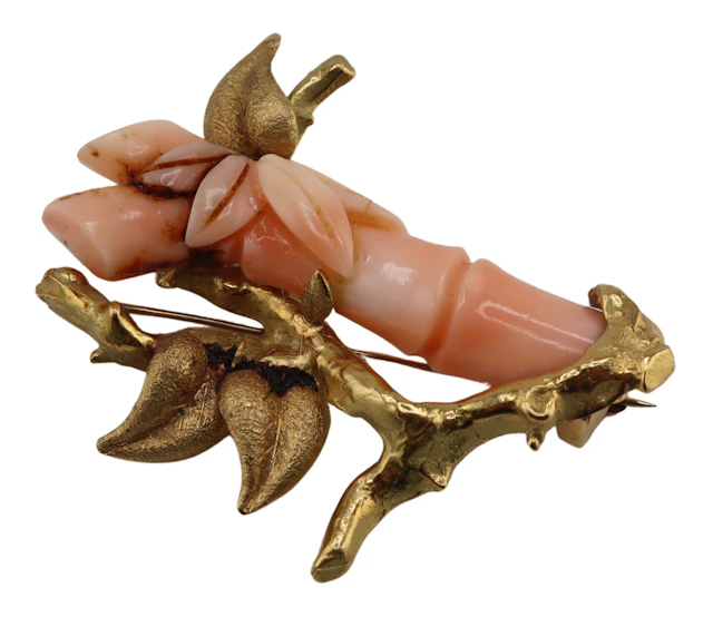 JEWELRY. Vintage 18kt Gold and Salmon Coral Brooch