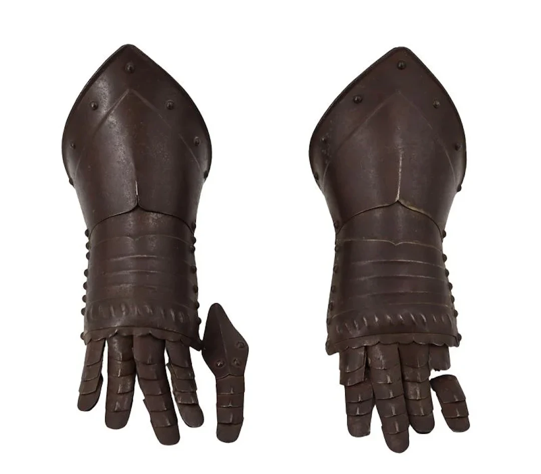 MILITARIA. Pair of Articulated Gauntlets.