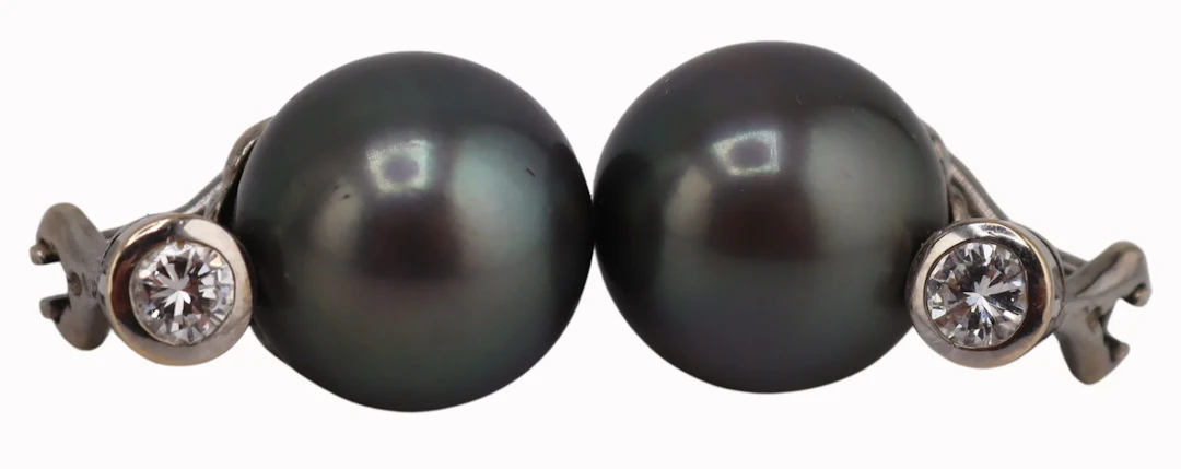 JEWELRY. 17kt Gold, Tahitian Pearl and Diamond
