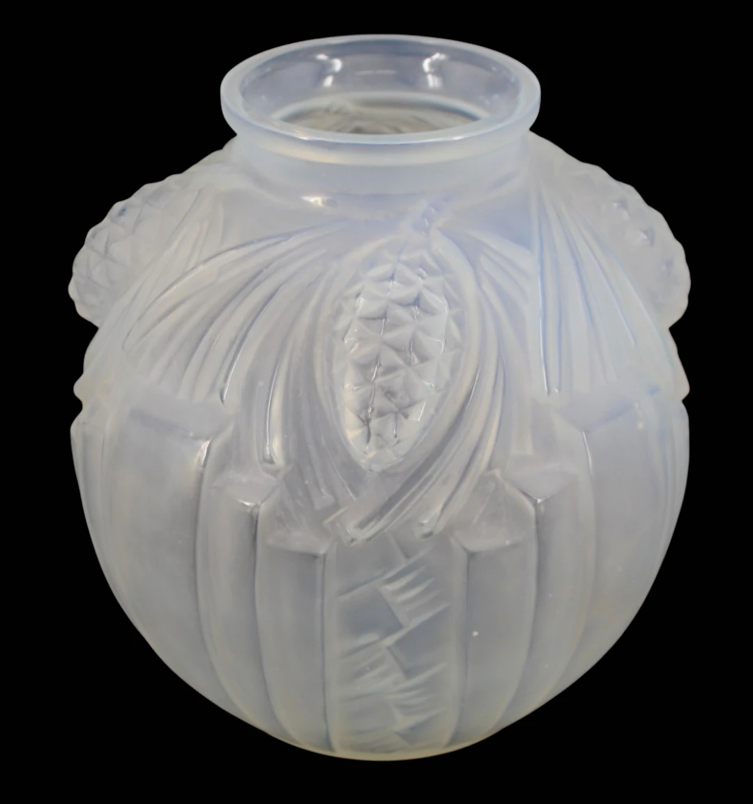 PIERRE de CAGNY Art Deco Glass Vase.
