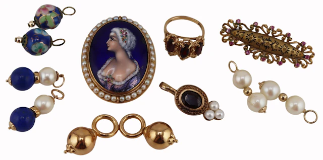 JEWELRY. Vintage Gold Jewelry Grouping.