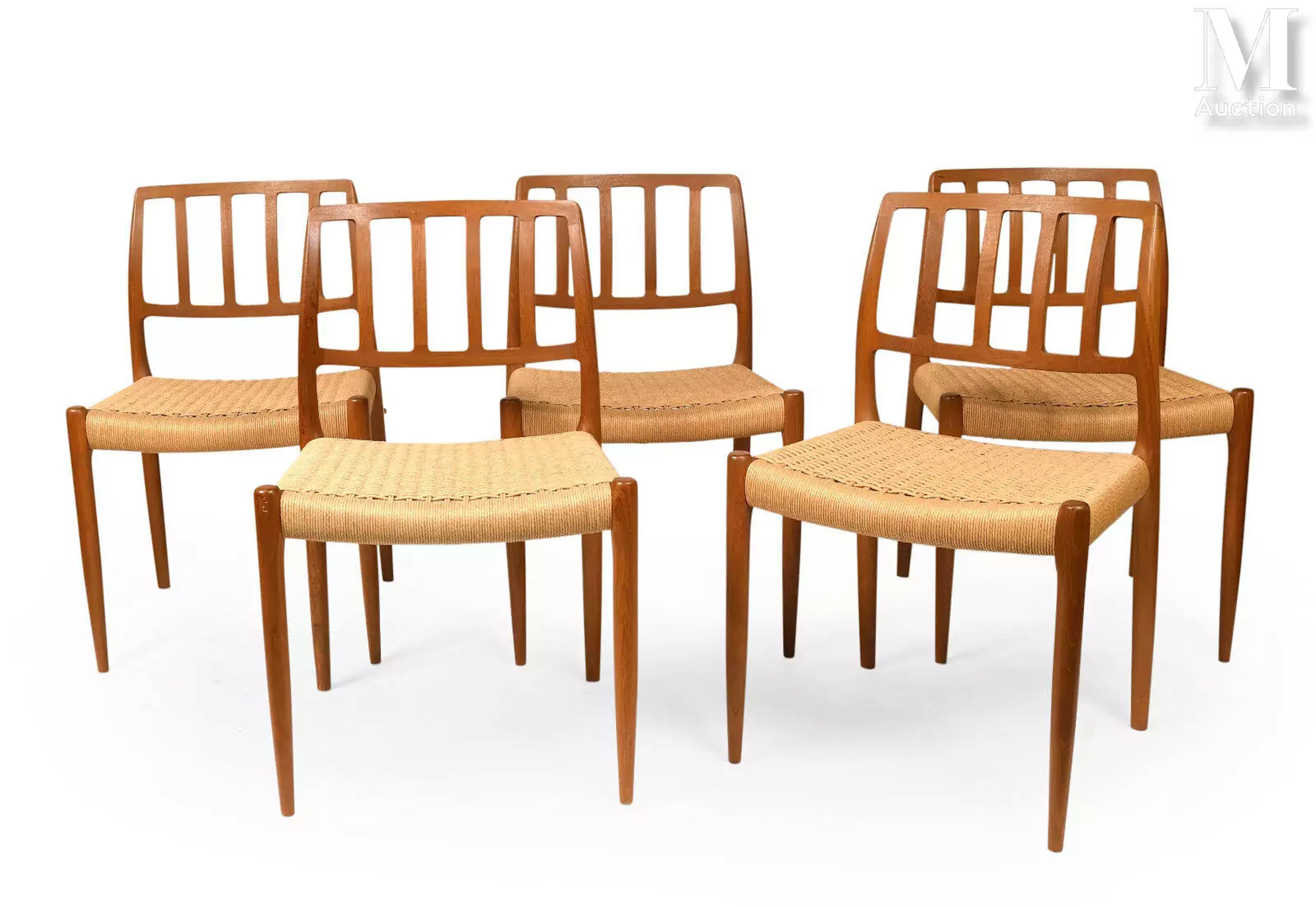 CINQ CHAISES