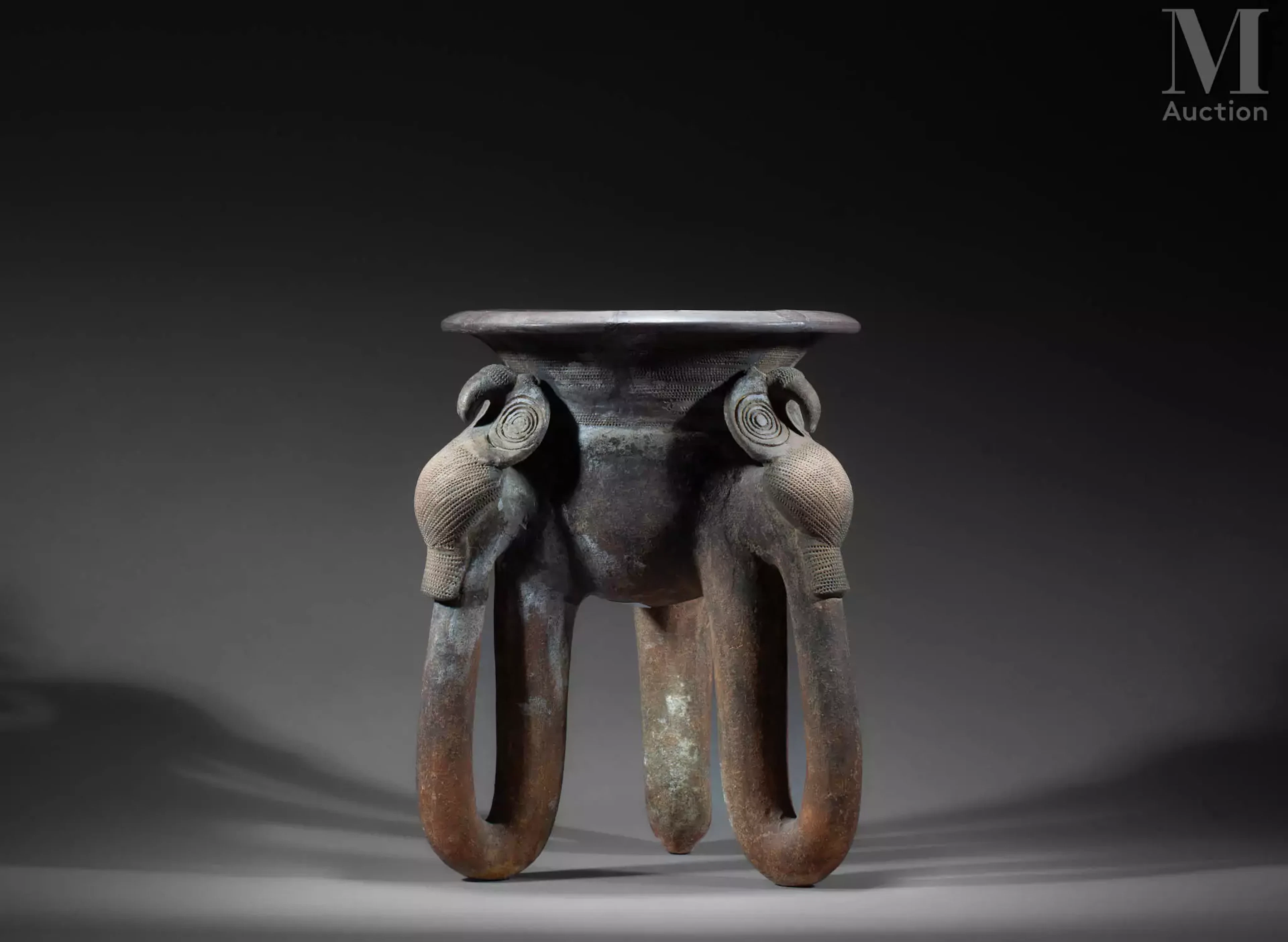Vase tripode aux trois chouettes stylisées
