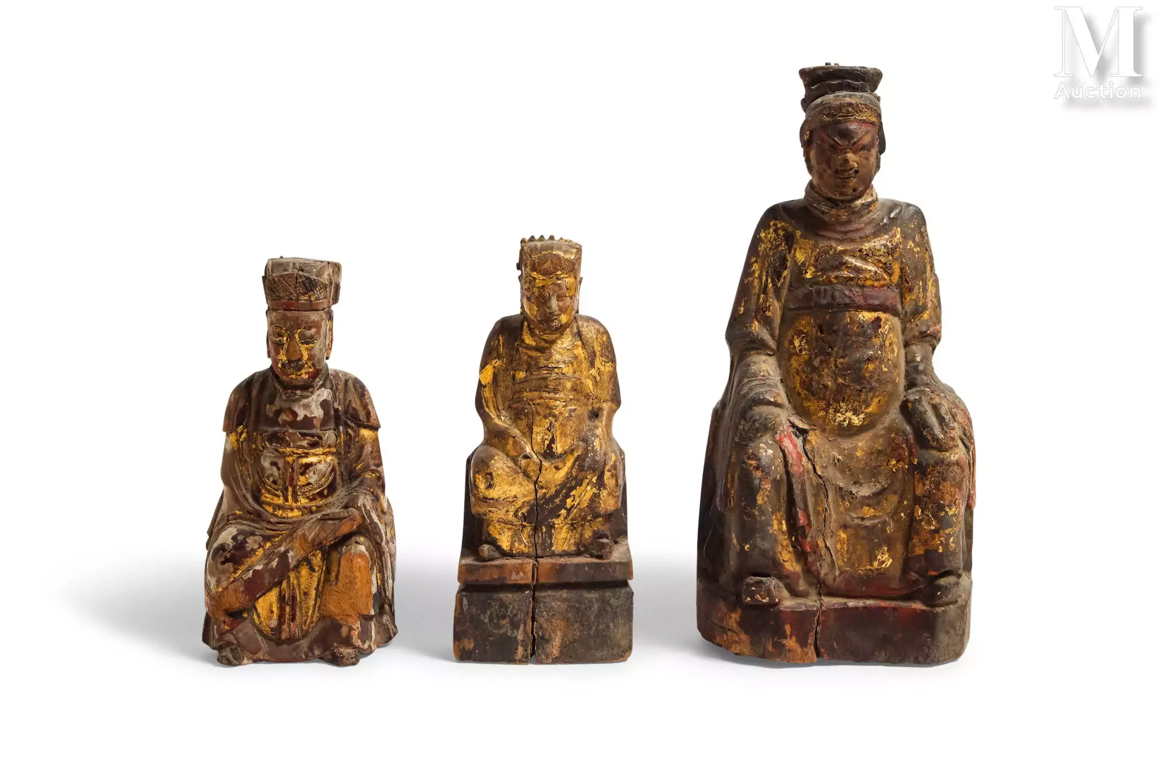 CHINE, XIXe siècle Ensemble de trois sujets en bois doré