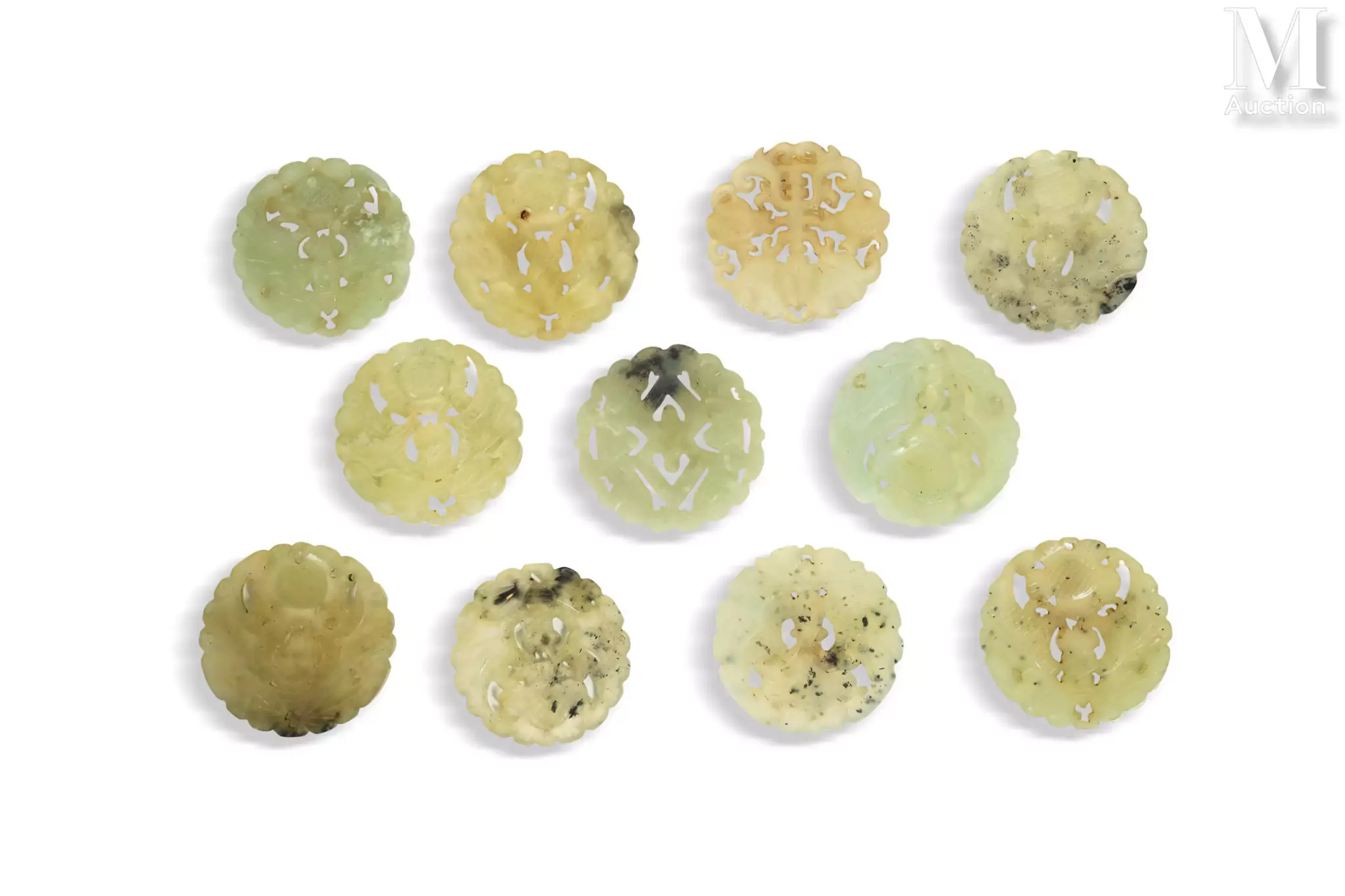 CHINE, XIXe siècle Ensemble de onze éléments en jade