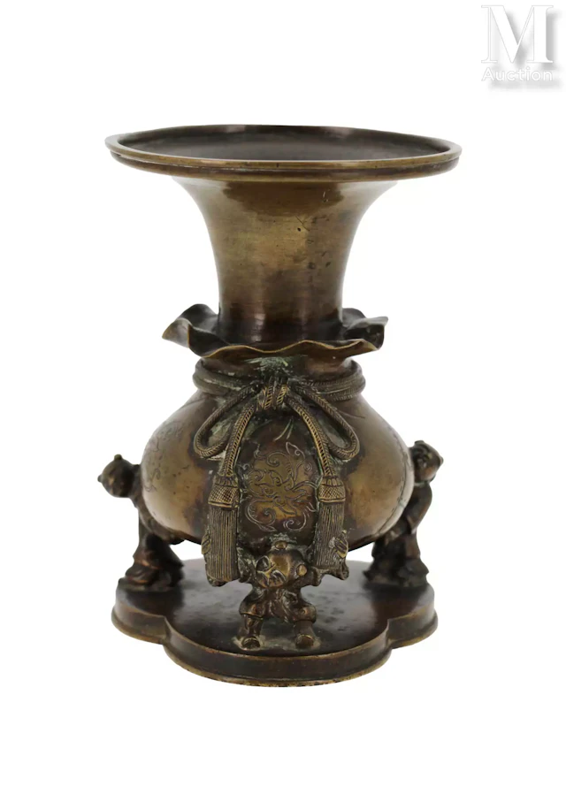 JAPON, Epoque Meiji Petit vase en bronze