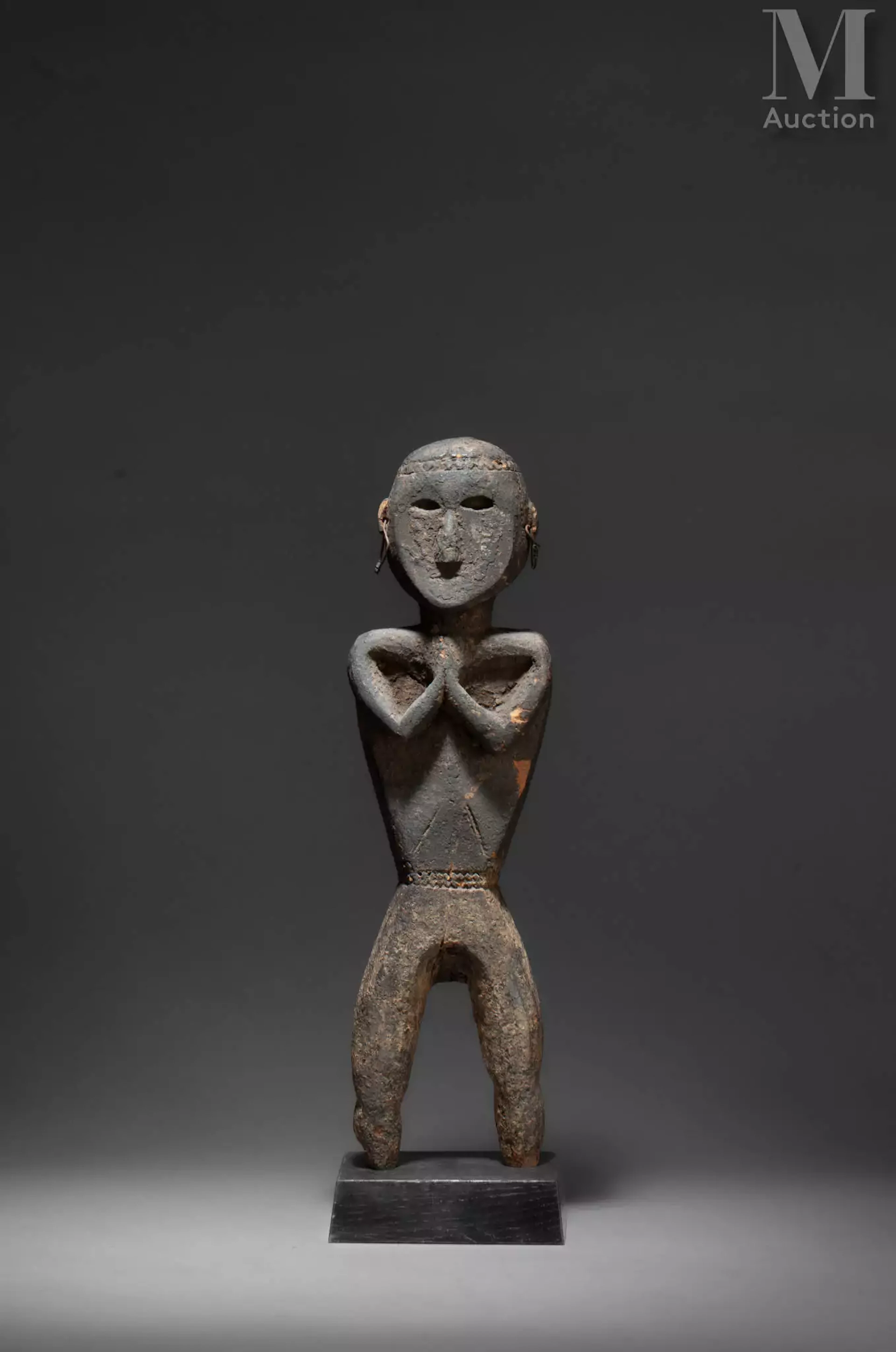 Statuette debout en posture de namasté