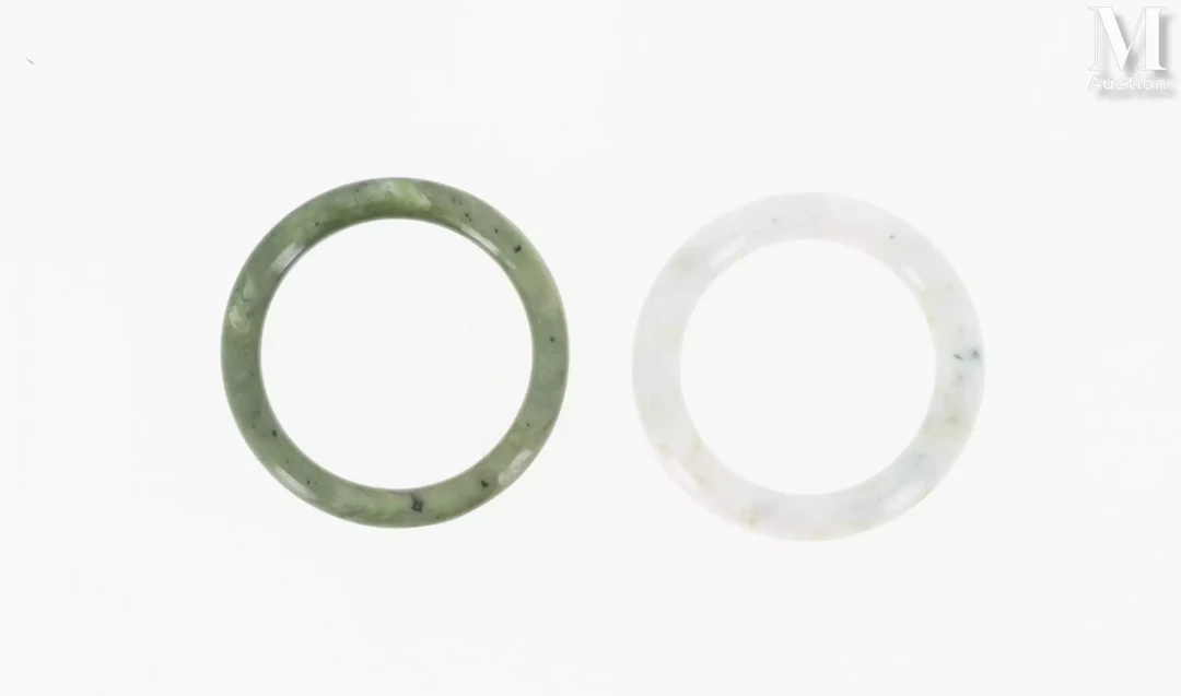 CHINE, XXe siècle Ensemble de deux bracelets en pierre dure