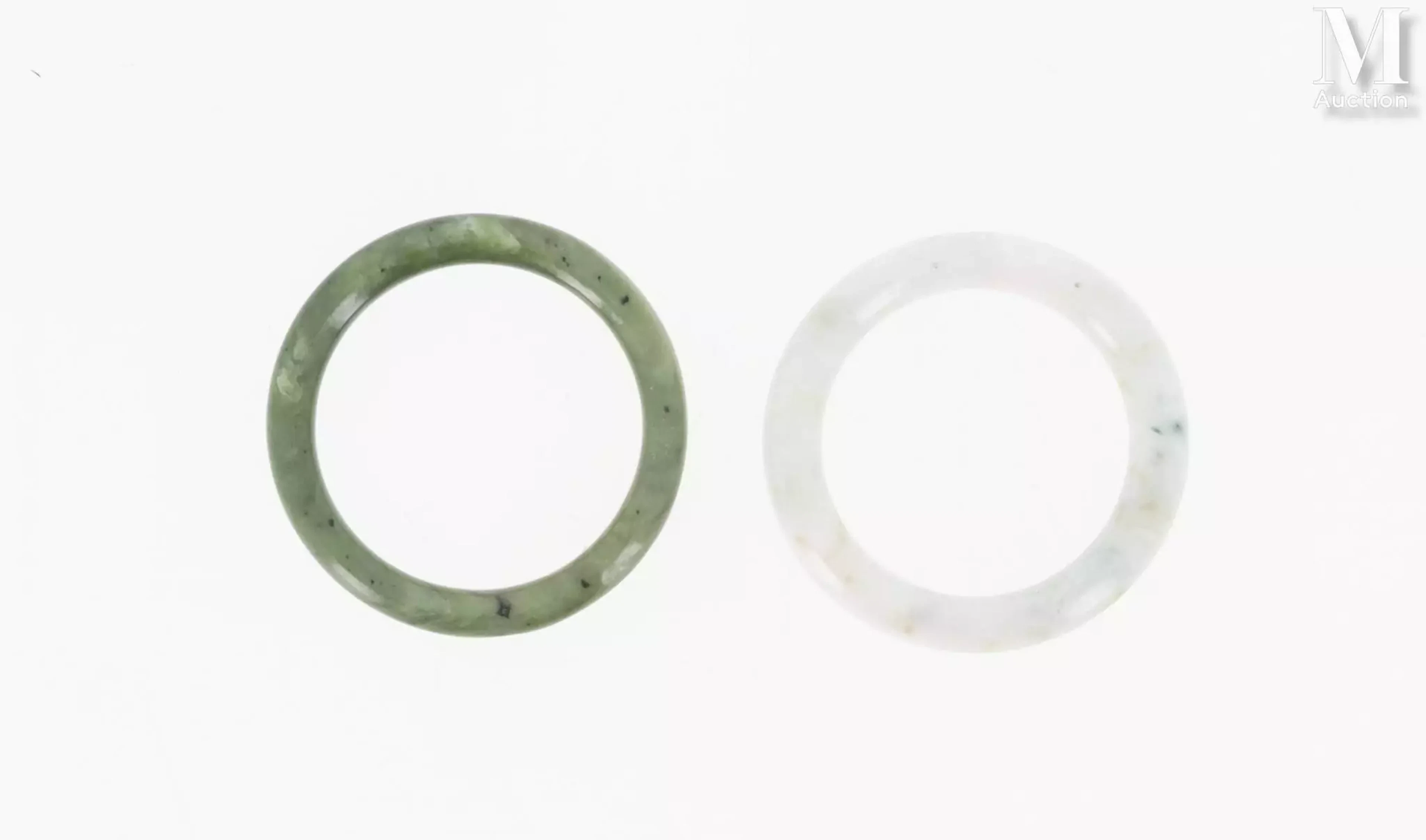 CHINE, XXe siècle Ensemble de deux bracelets en pierre dure