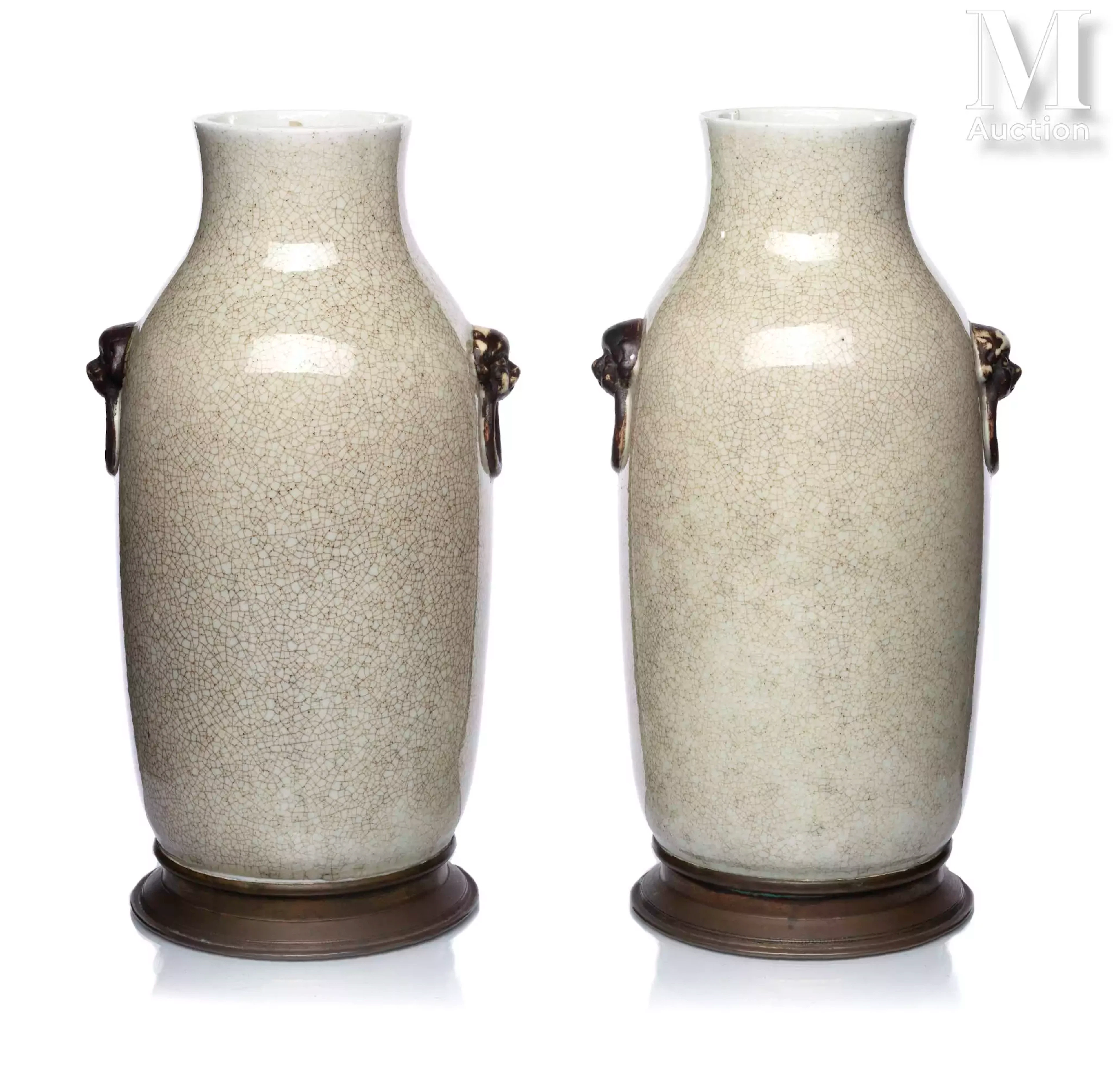 CHINE, XIXe siècle Paire de vases en porcelaine