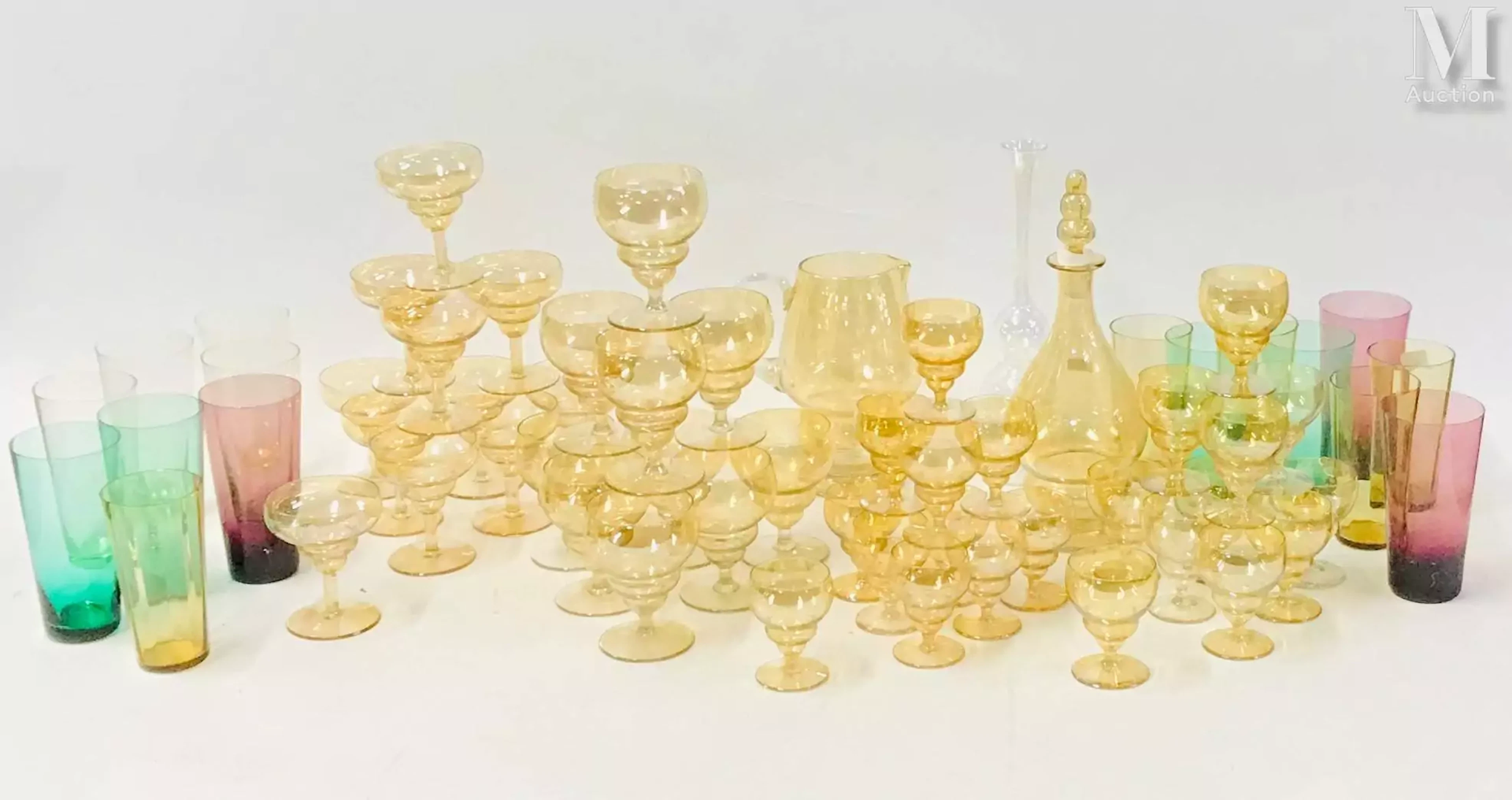Partie de service en verre irisée comprenant :