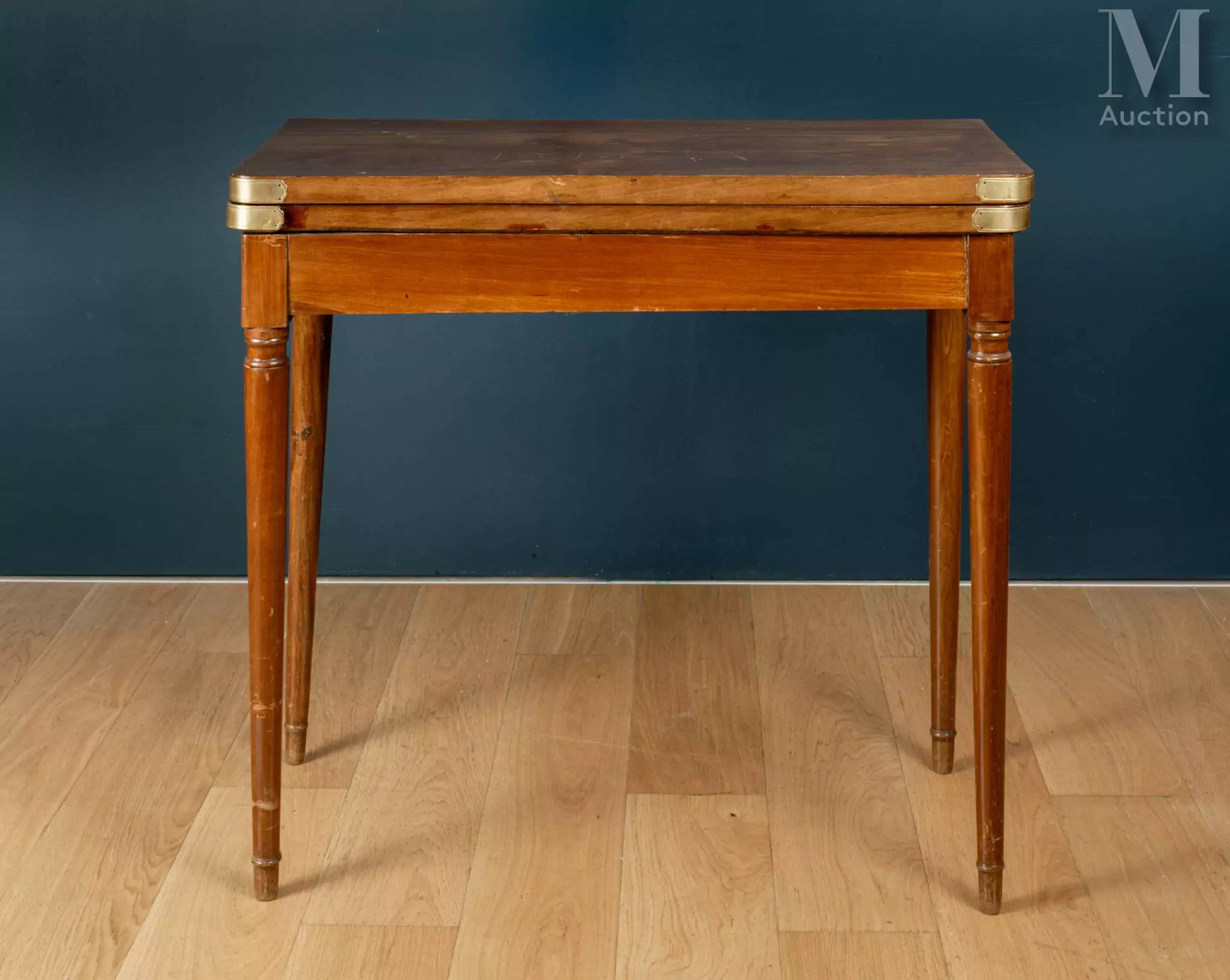 Table à jeu en bois et placage d'acajou