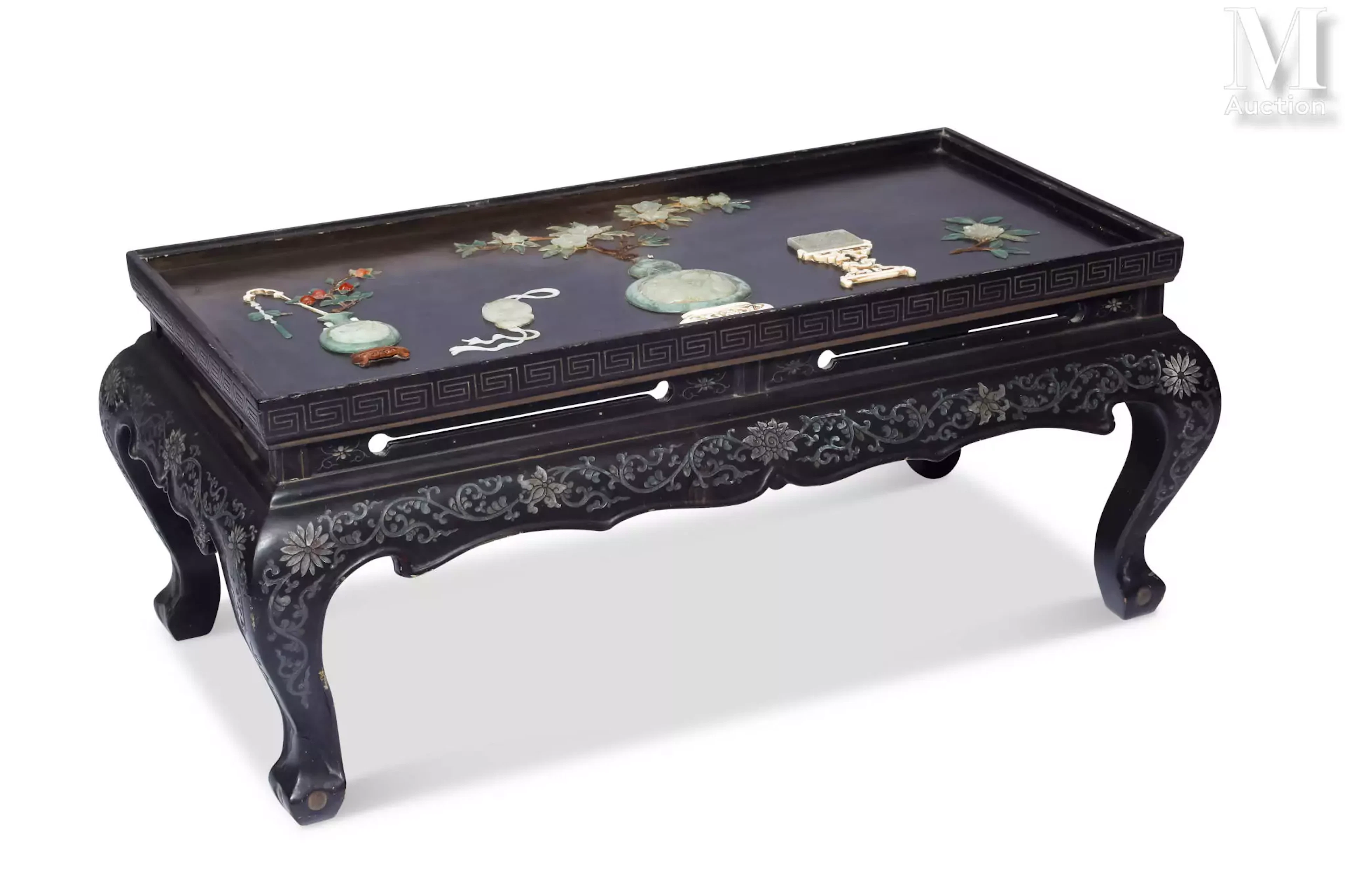 CHINE, XXe siècle Table basse en bois laqué