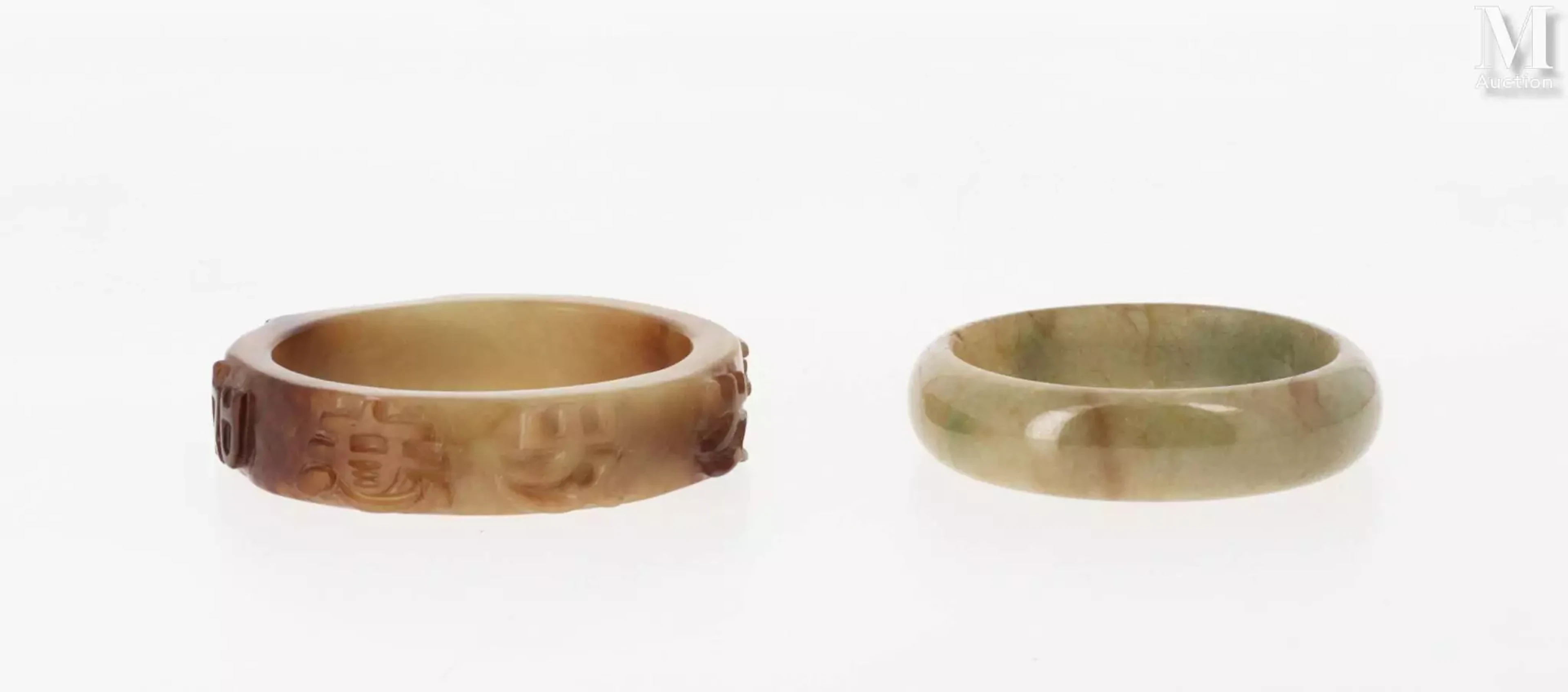 CHINE, XXe siècle Ensemble de deux bracelets en pierre dure