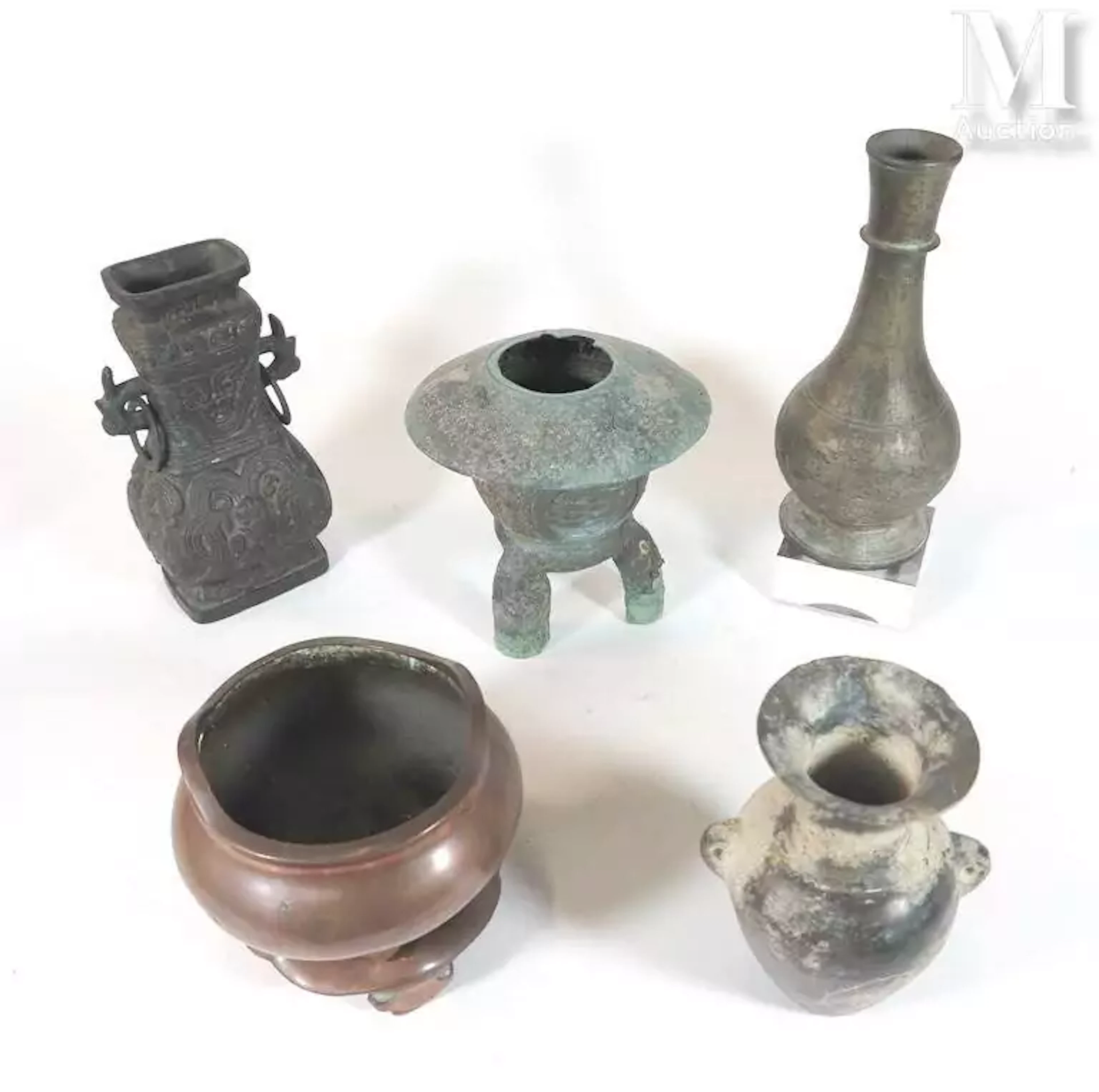 CHINE, XIXème siècle Ensemble de cinq pièces en bronze