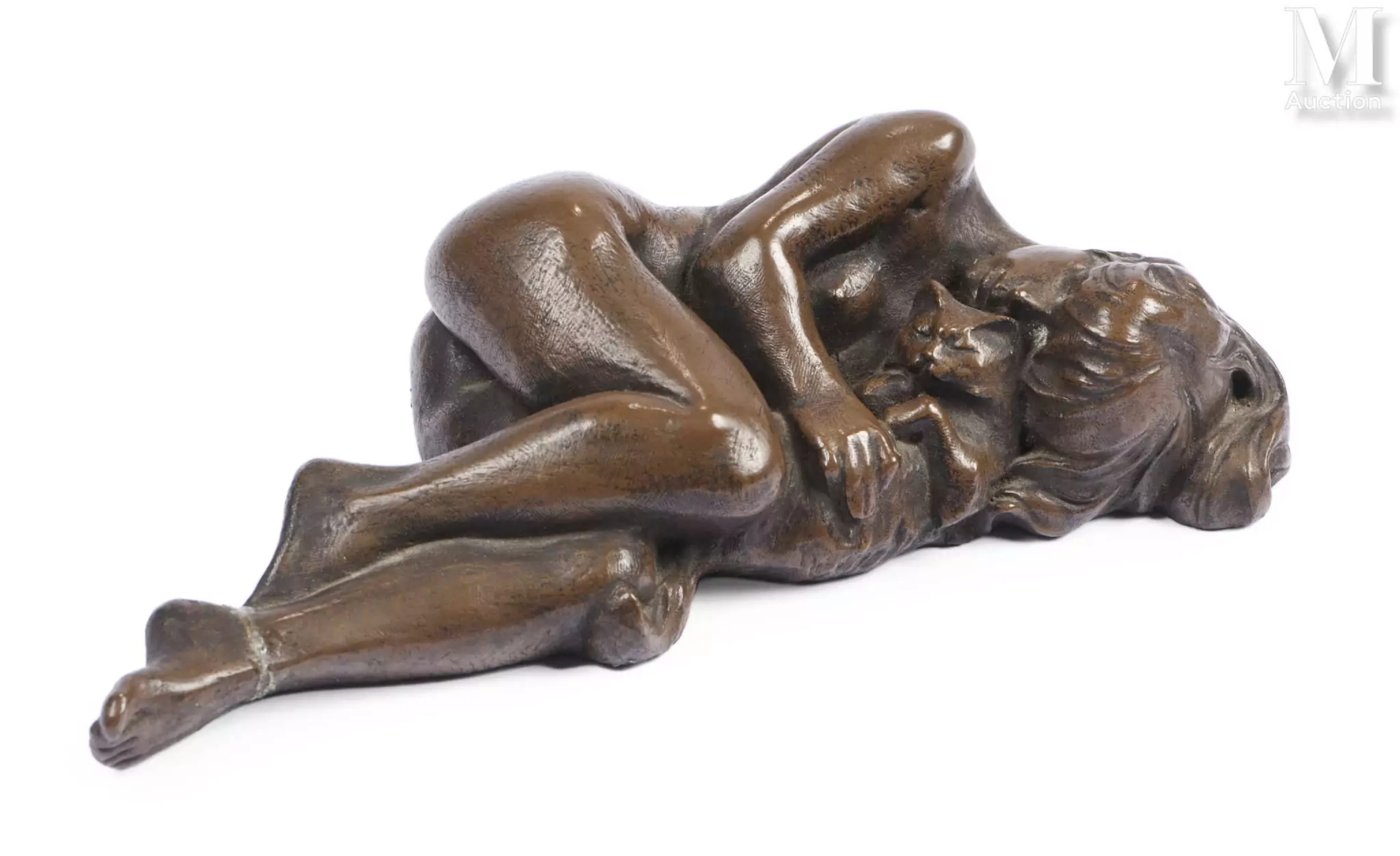 Sculpture d'une femme endormie avec son chat