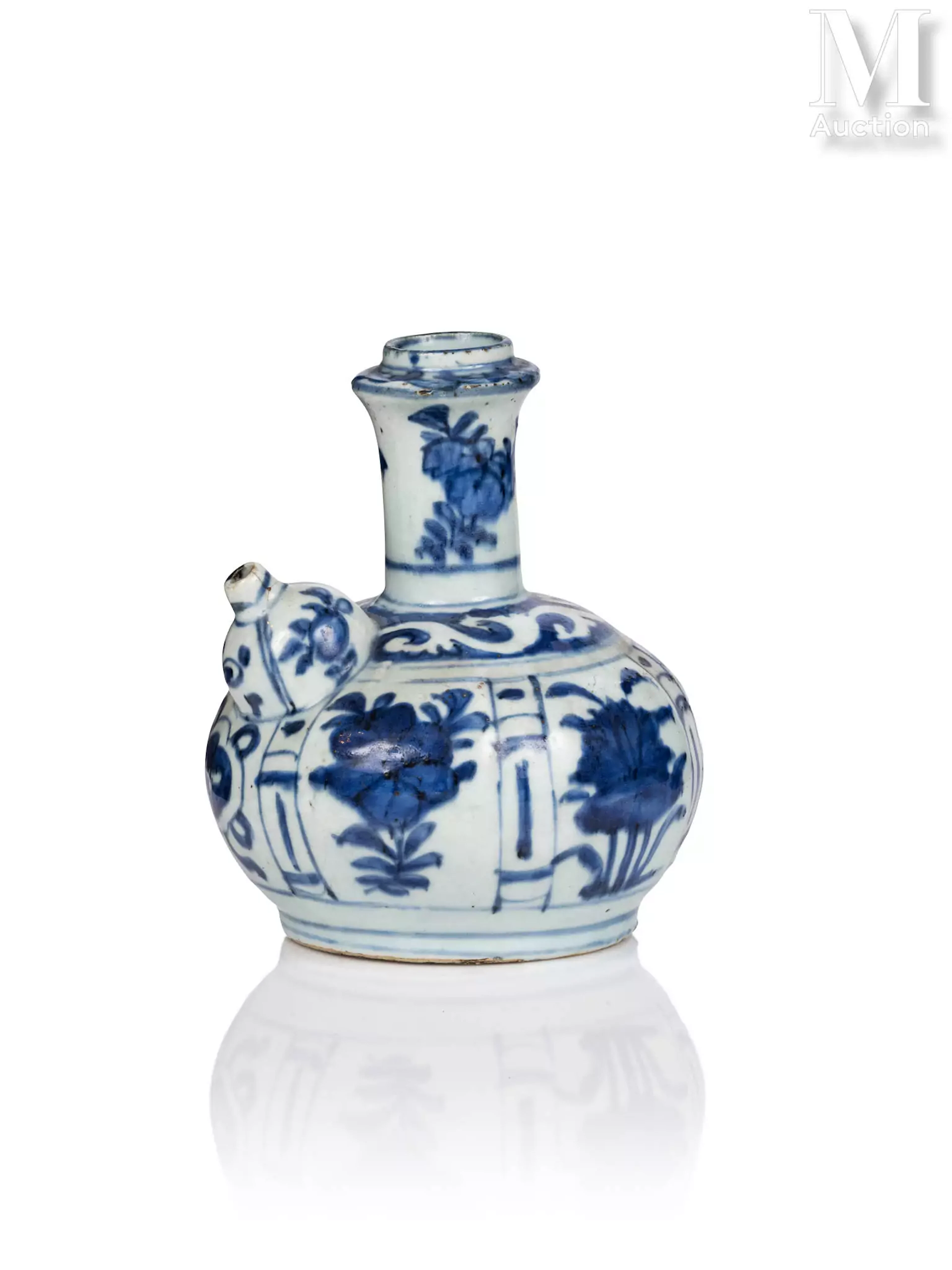 JAPON, Epoque Edo, XVIIe siècle Kendi en porcelaine
