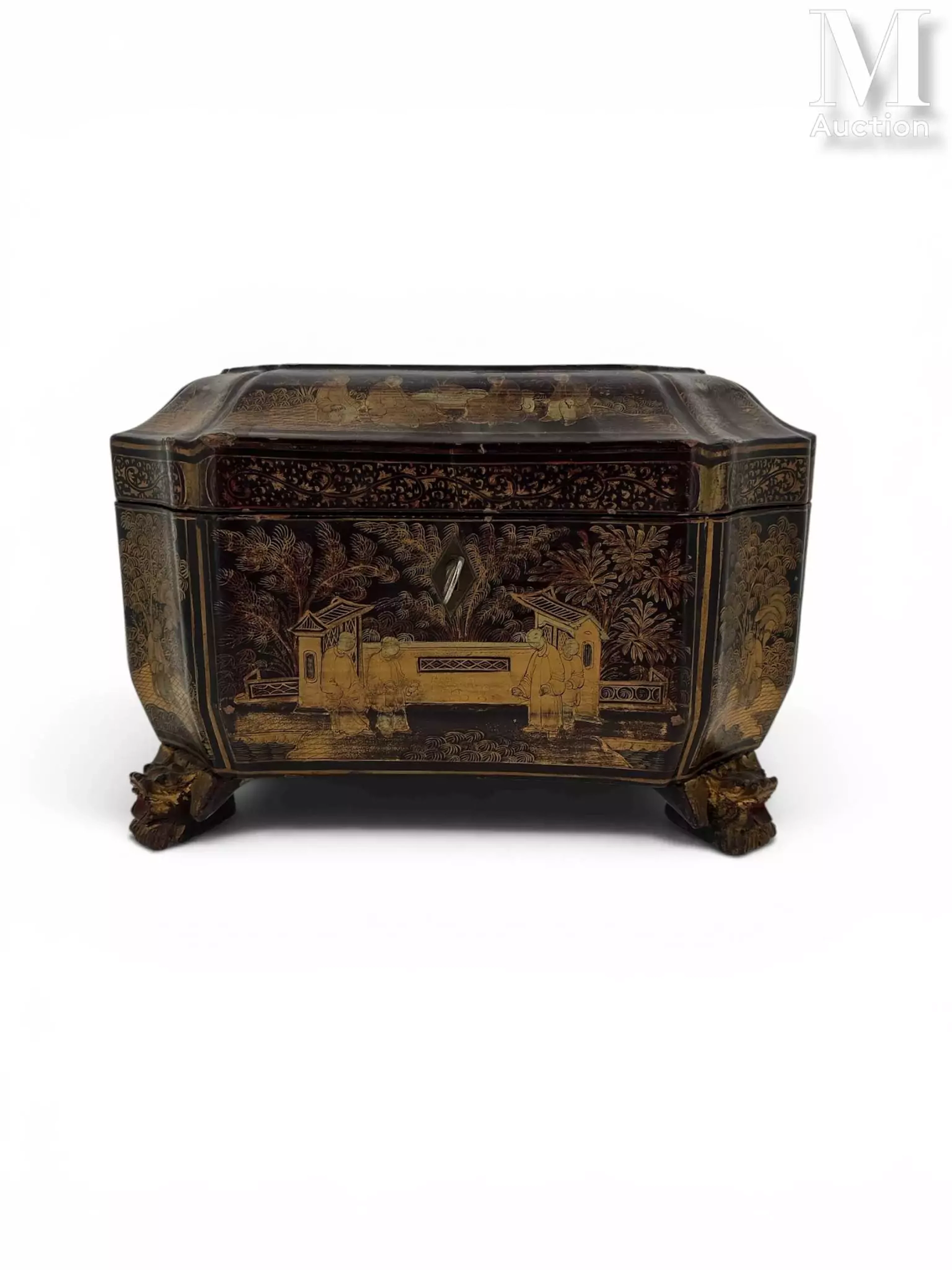 CHINE, fin du XIXe siècle Coffret à thé en bois laqué noir et or
