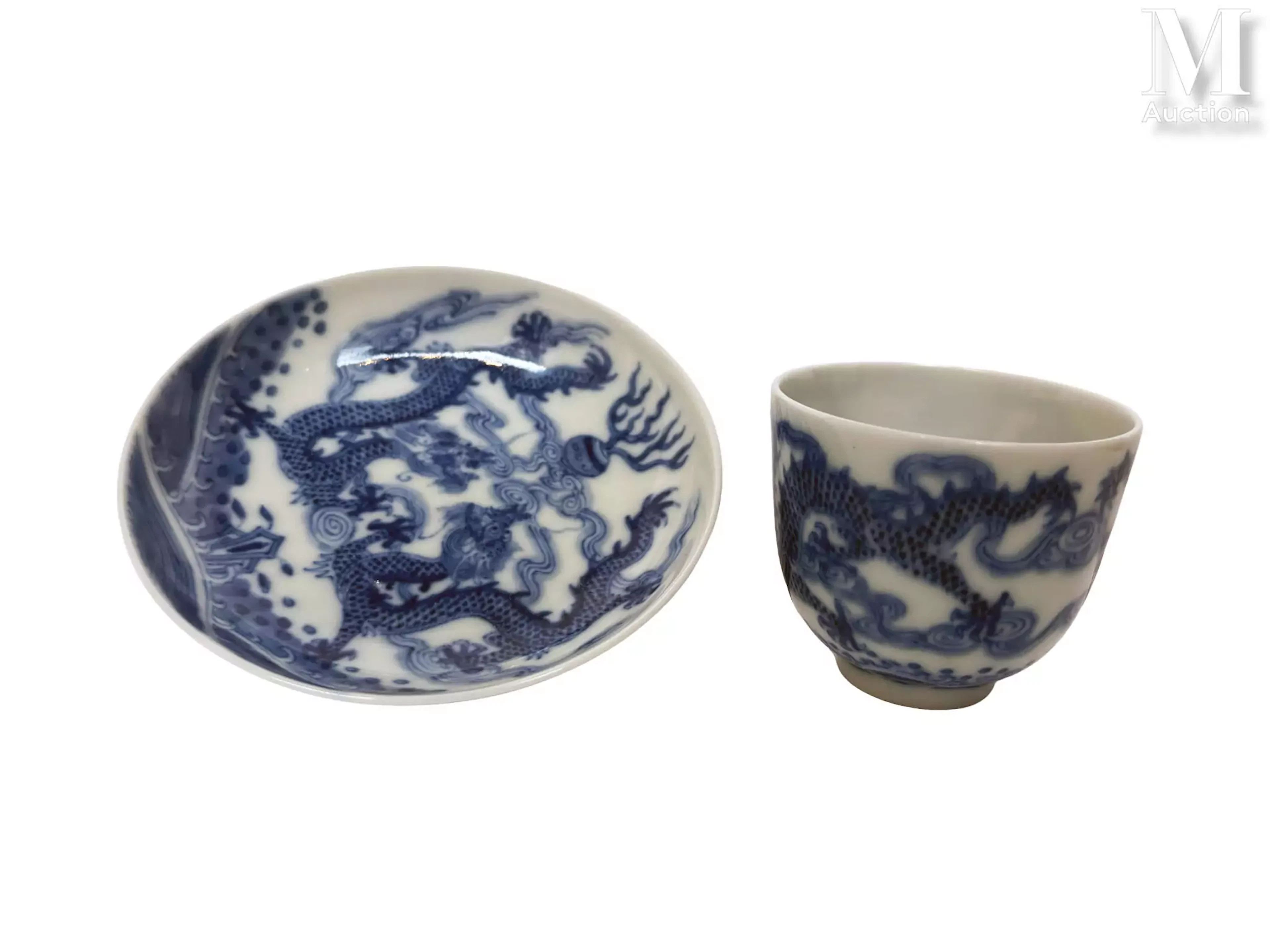 VIETNAM, Marques Thieu Tri Ensemble de deux pièces en porcelaines bleu et blanc