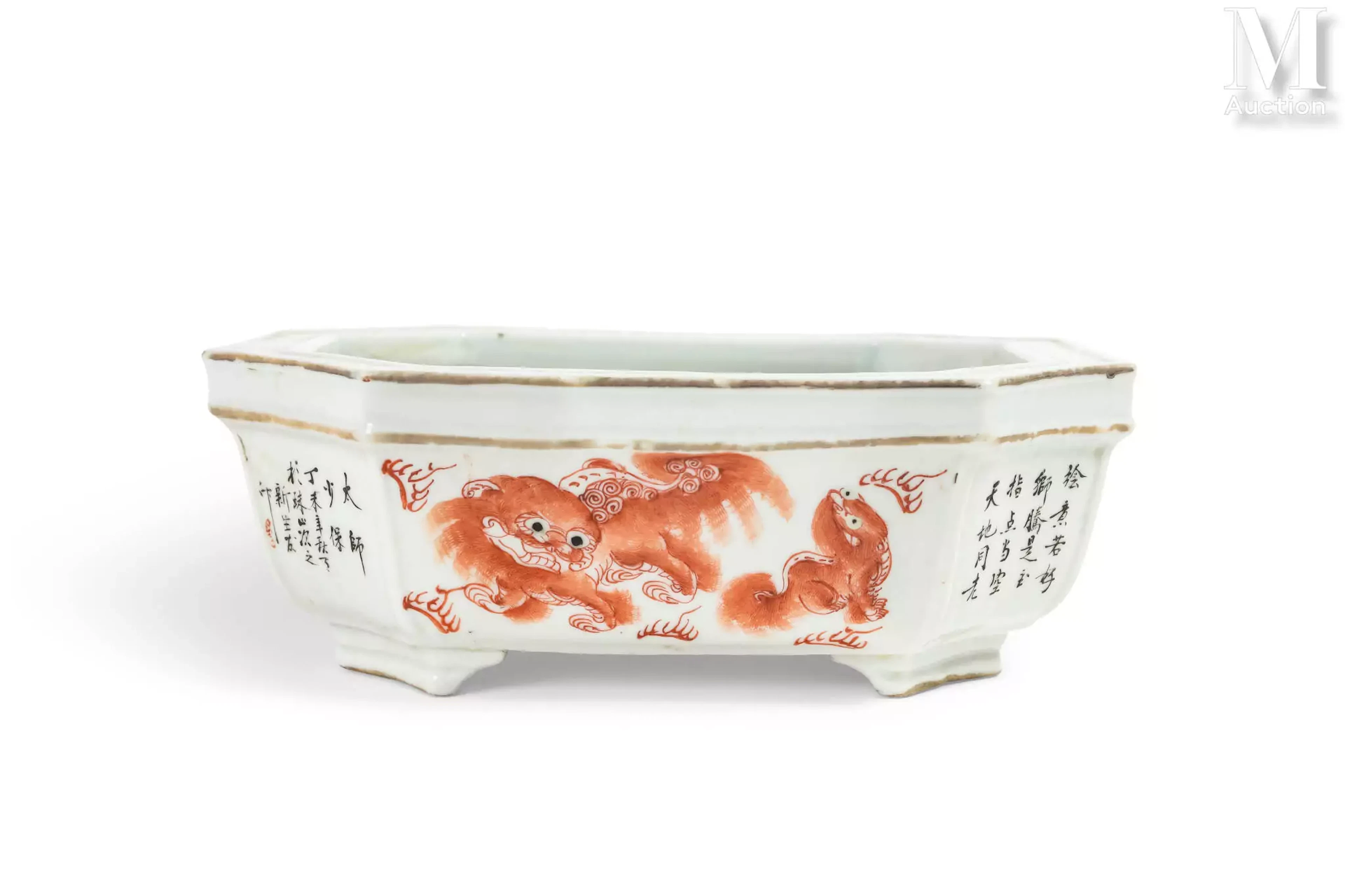 CHINE, fin du XIXe-début du XXe siècle Petite jardinière en porcelaine