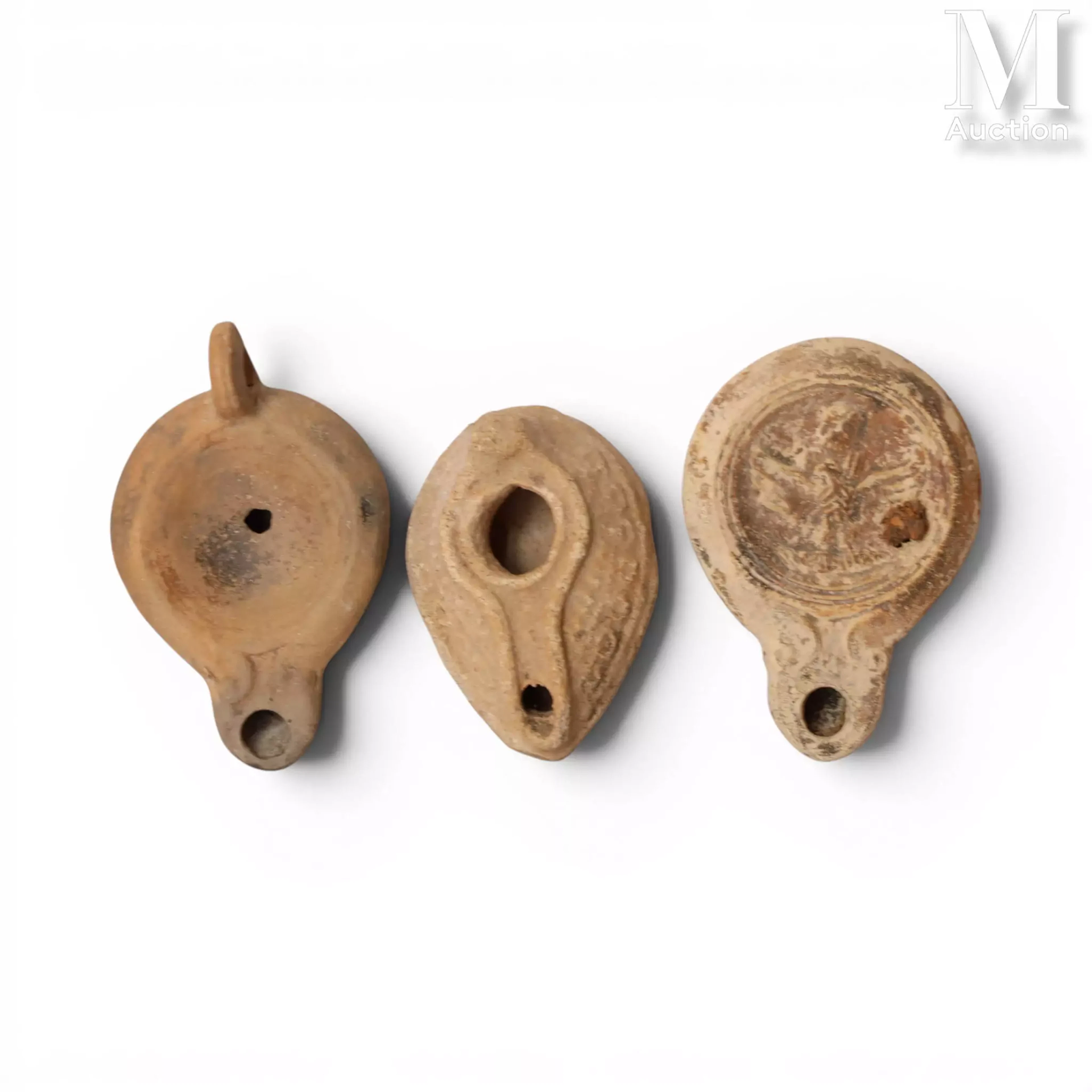 Lot de trois lampes à huile. Terre cuite beige. Art romain, IIe/IIIe