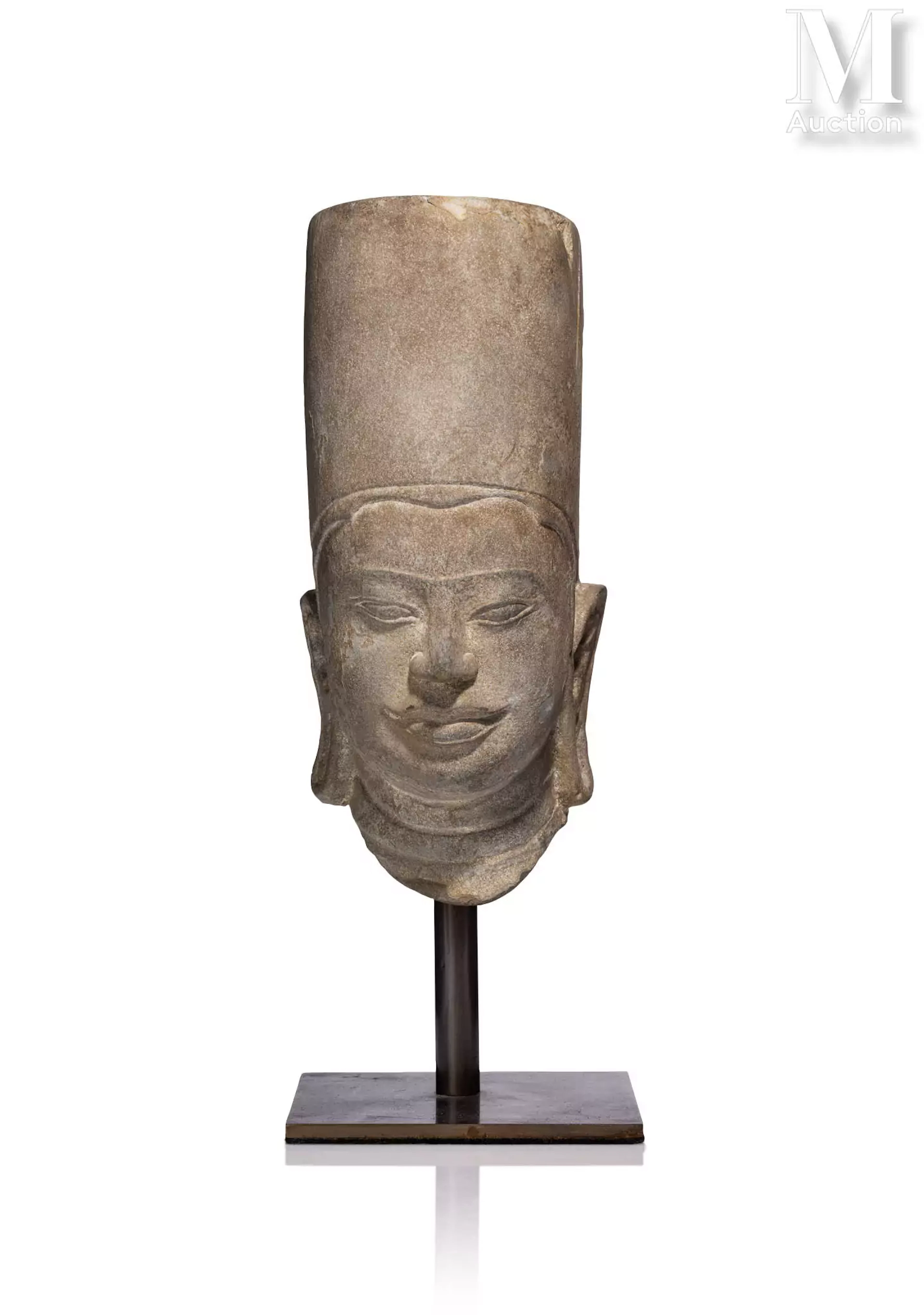 CAMBODGE, Période Prè-Khmère, XII-XIIIe siècles Tête en pierre sculptée