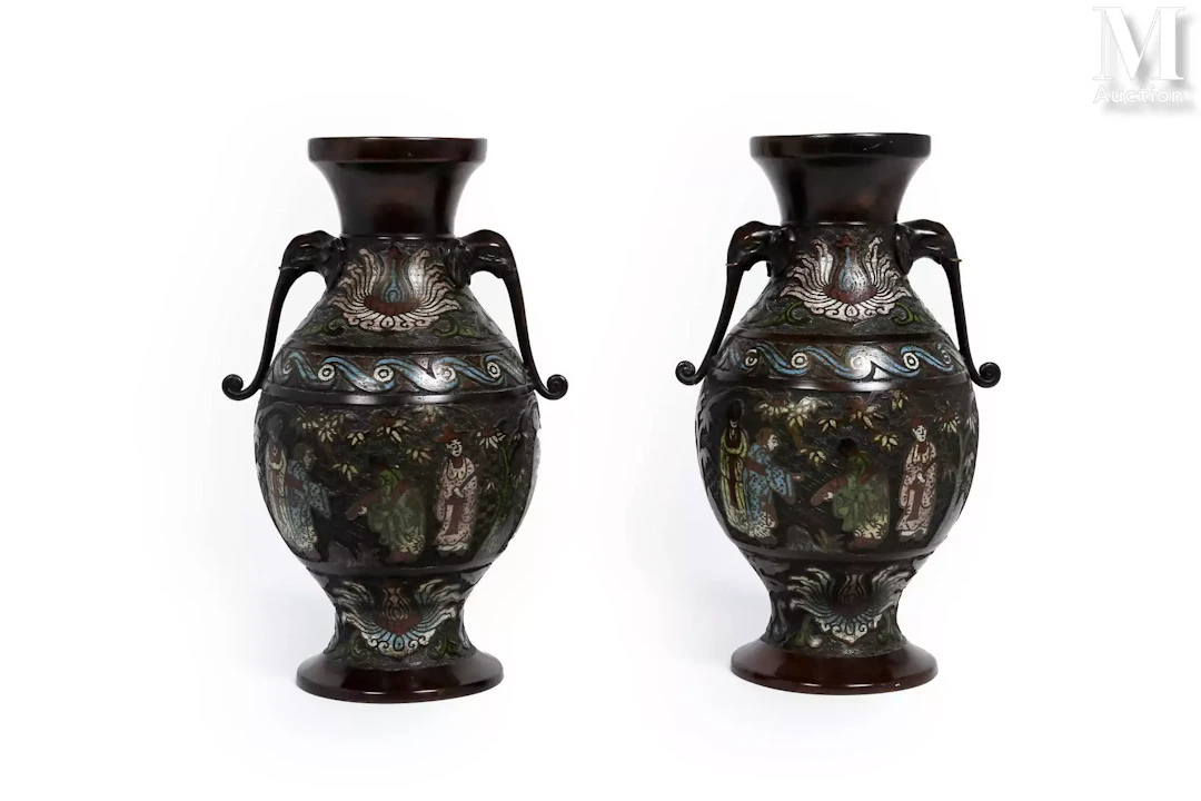 JAPON, XIXe siècle Paire de vases en bronze et émaux cloisonnés