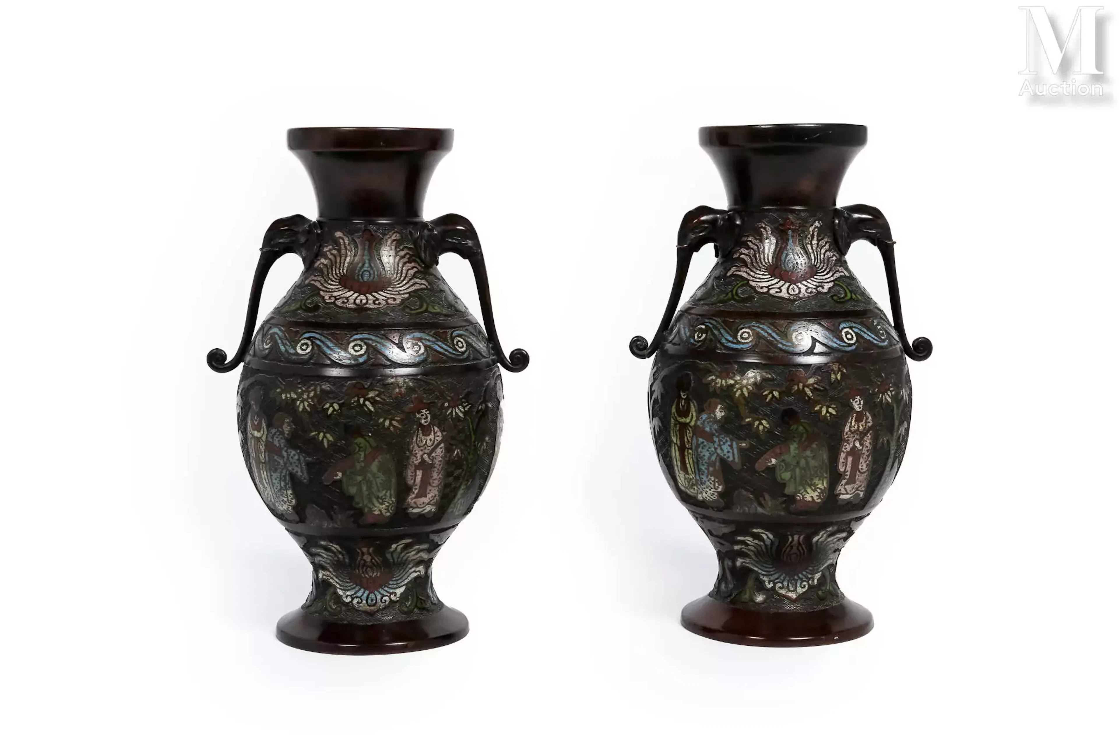 JAPON, XIXe siècle Paire de vases en bronze et émaux cloisonnés