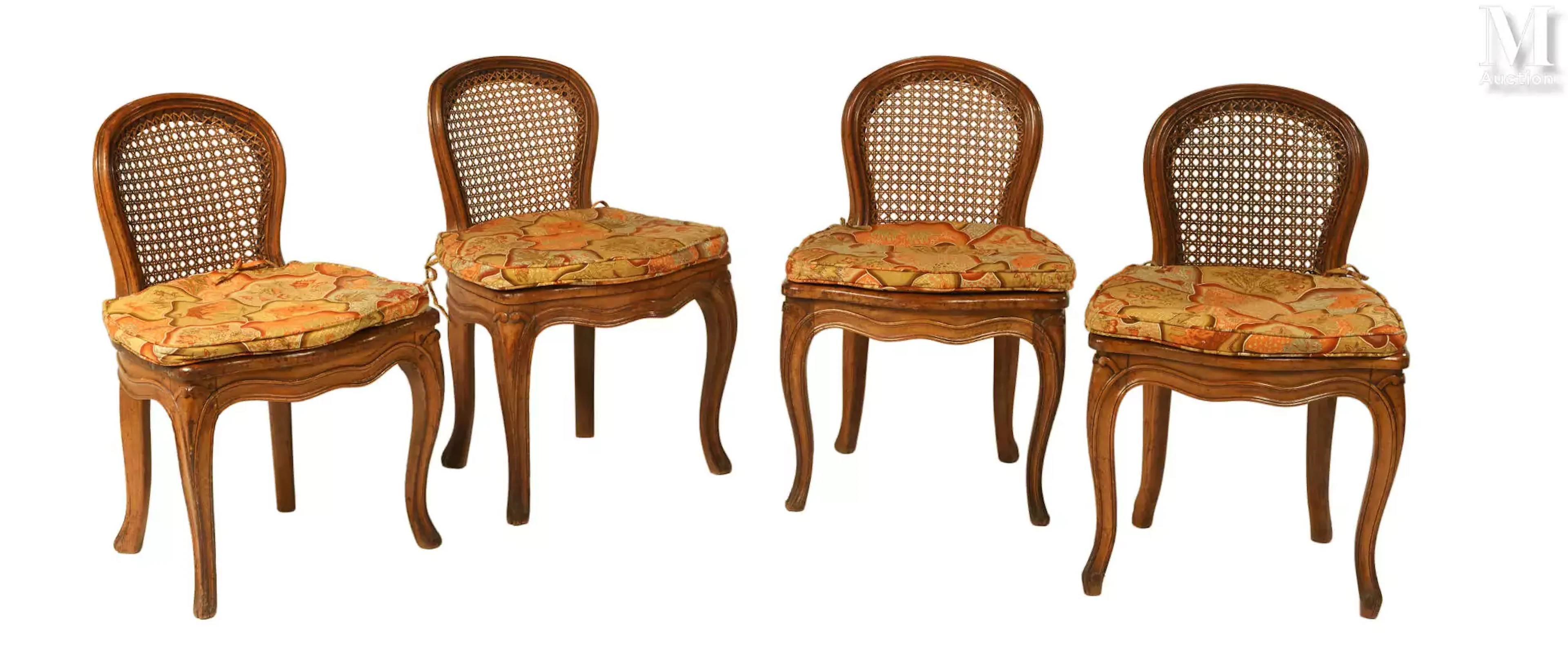 Suite de quatre chaises cannées de style Louis XV
