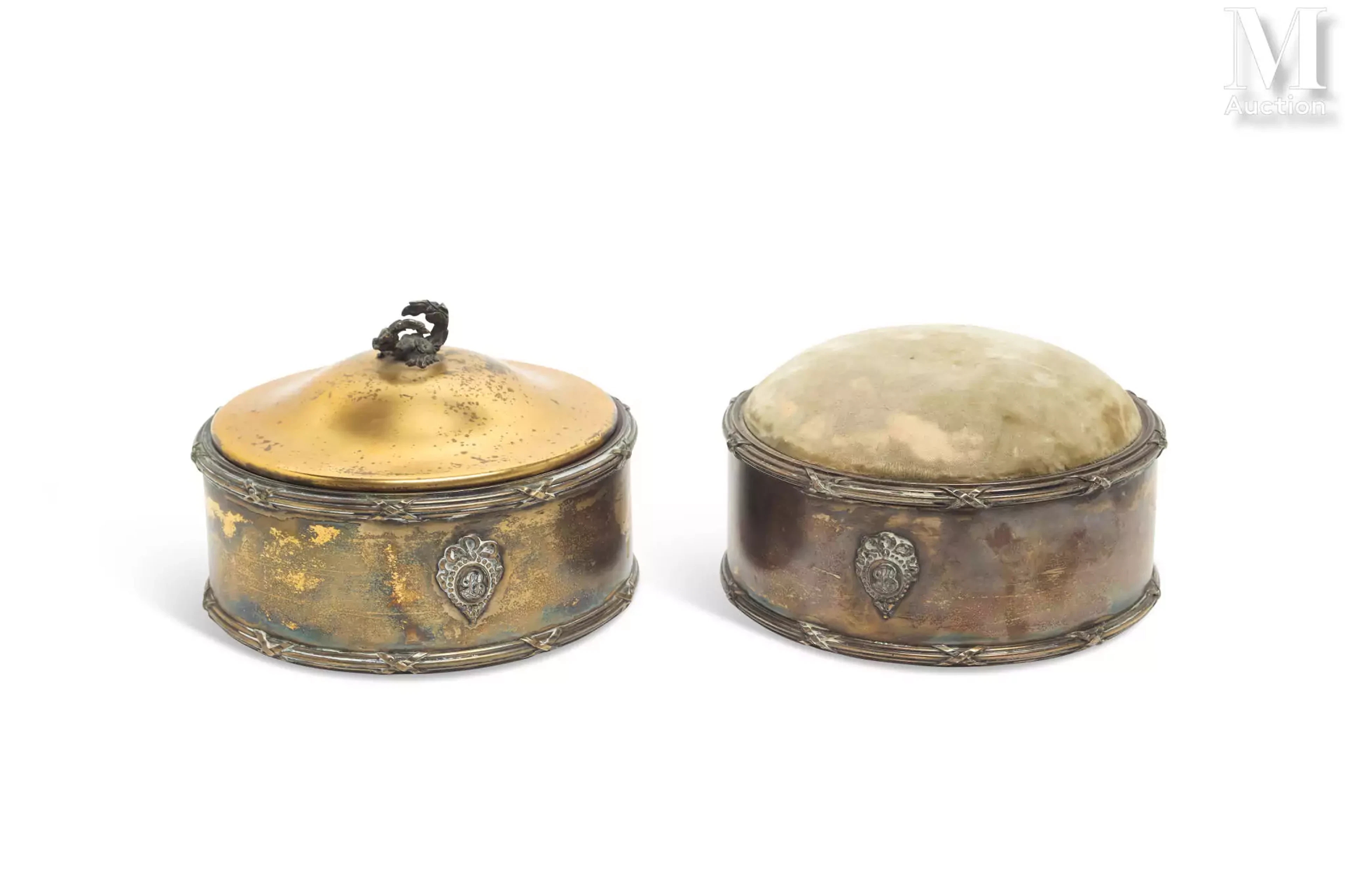 Paire de boîtes de toilette en argent;