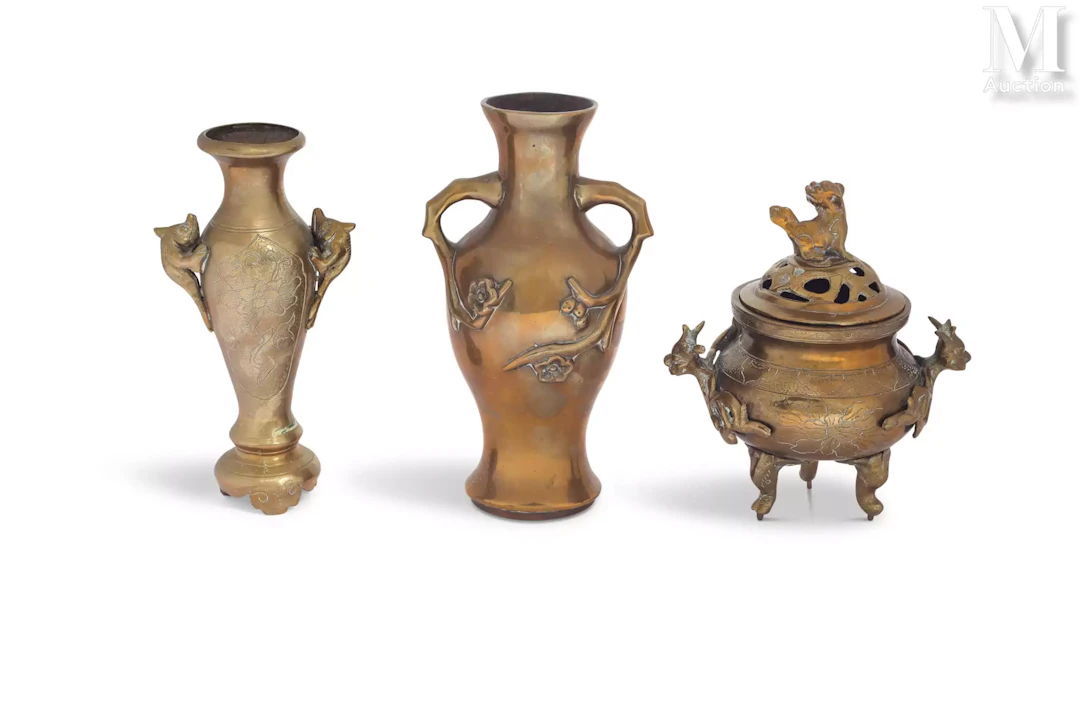 VIETNAM, début XXe siècle Ensemble de pièces en bronze