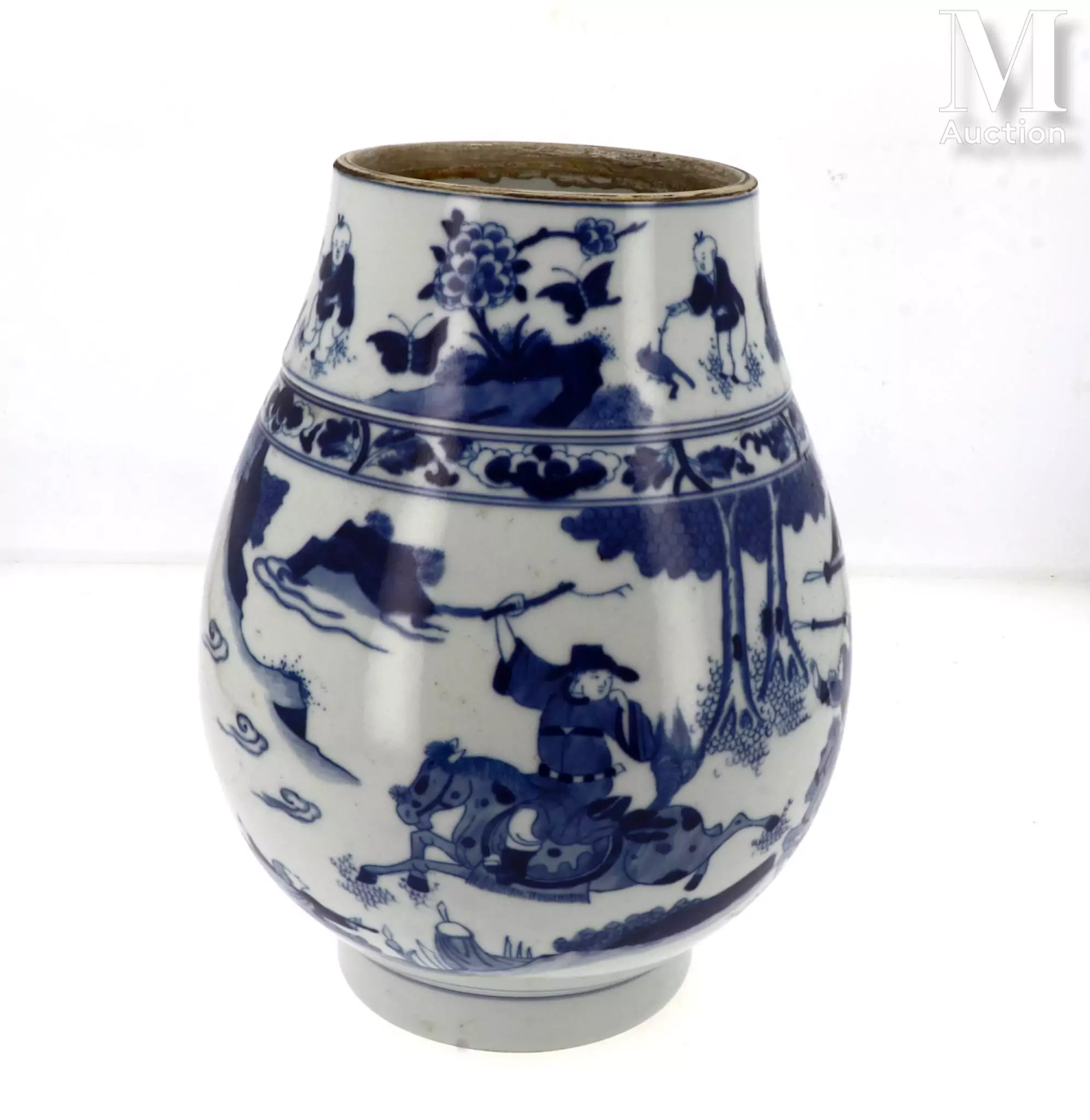 CHINE, XIXe siècle Vase en porcelaine bleu et blanc