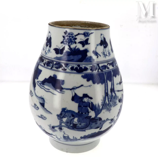 CHINE, XIXe siècle Vase en porcelaine bleu et blanc