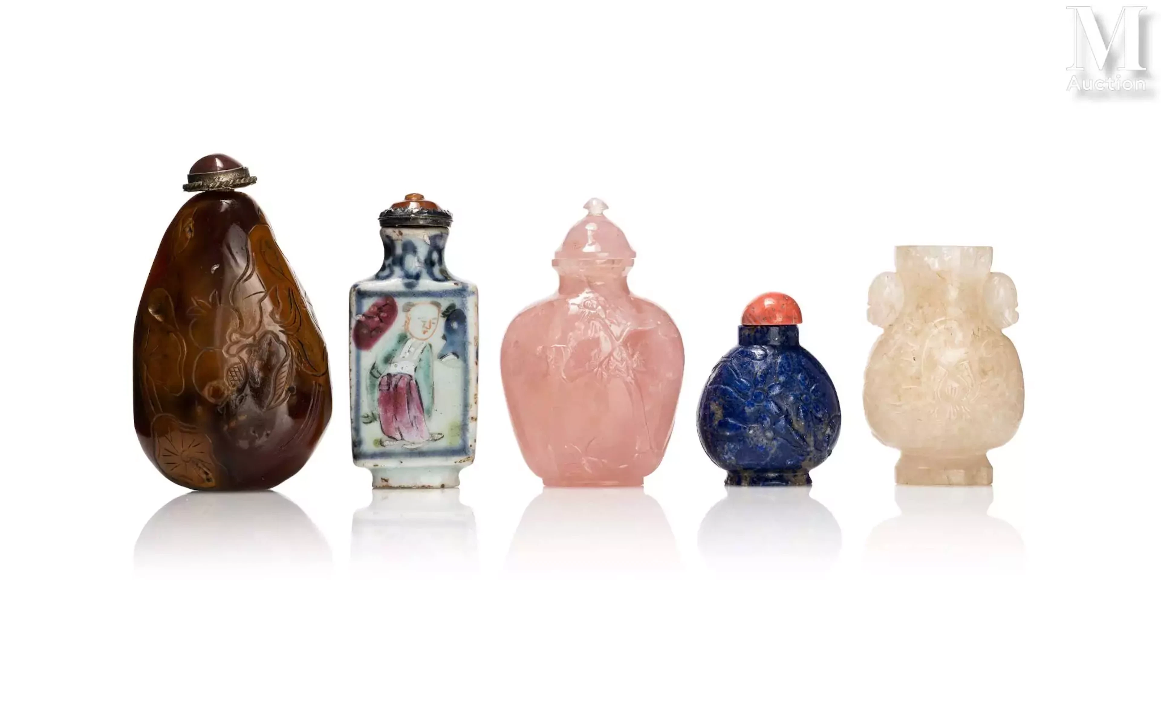 CHINE, XIX - XXe siècle Ensemble de cinq tabatières en porcelaine