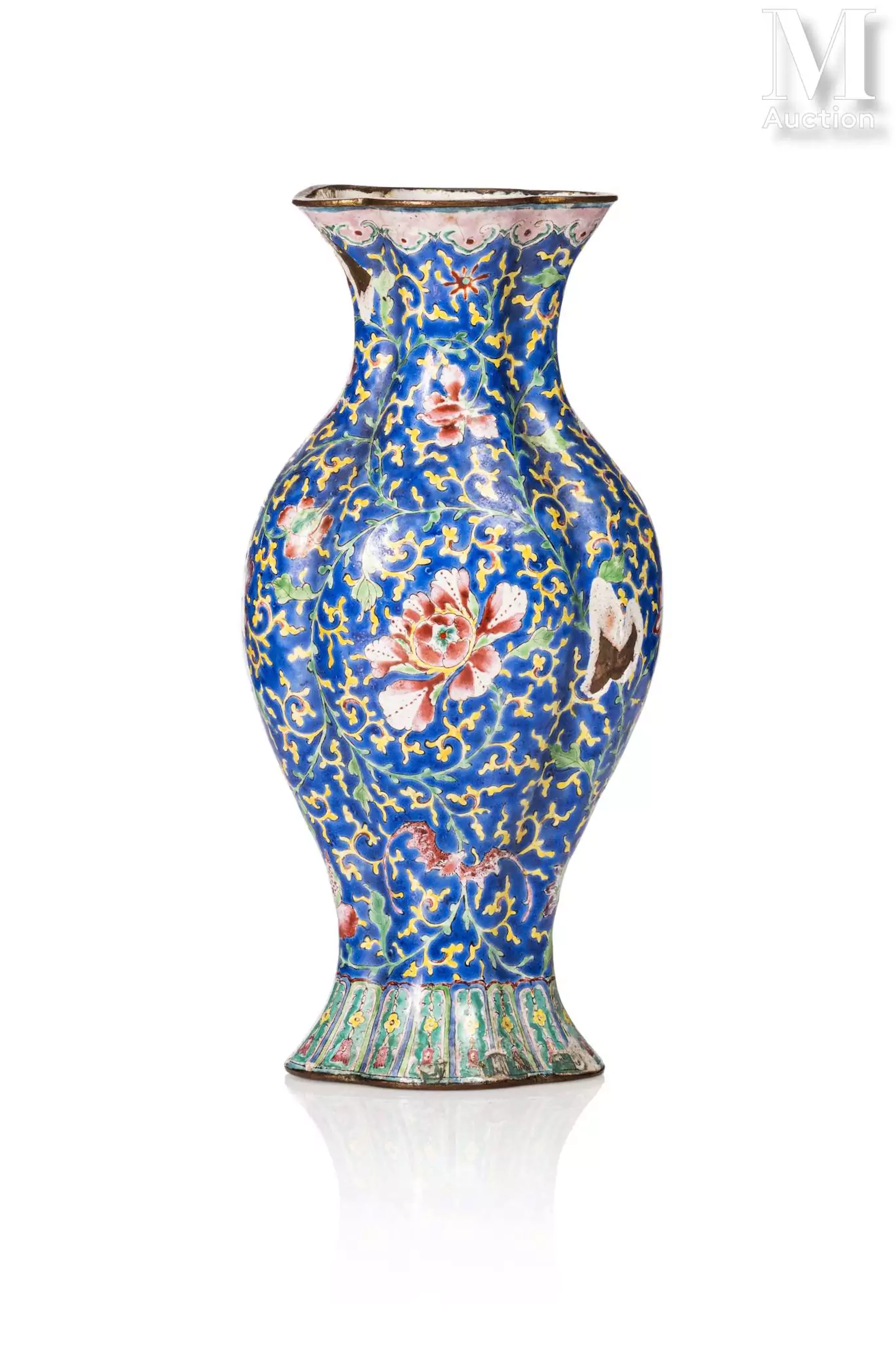 CHINE, Ecole de Canton, XIX siècle Petit vase en émaux peints sur cuivre