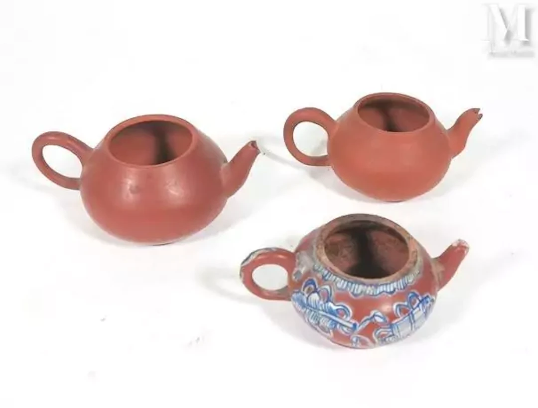 CHINE, XXème siècle Lot de trois théières miniatures