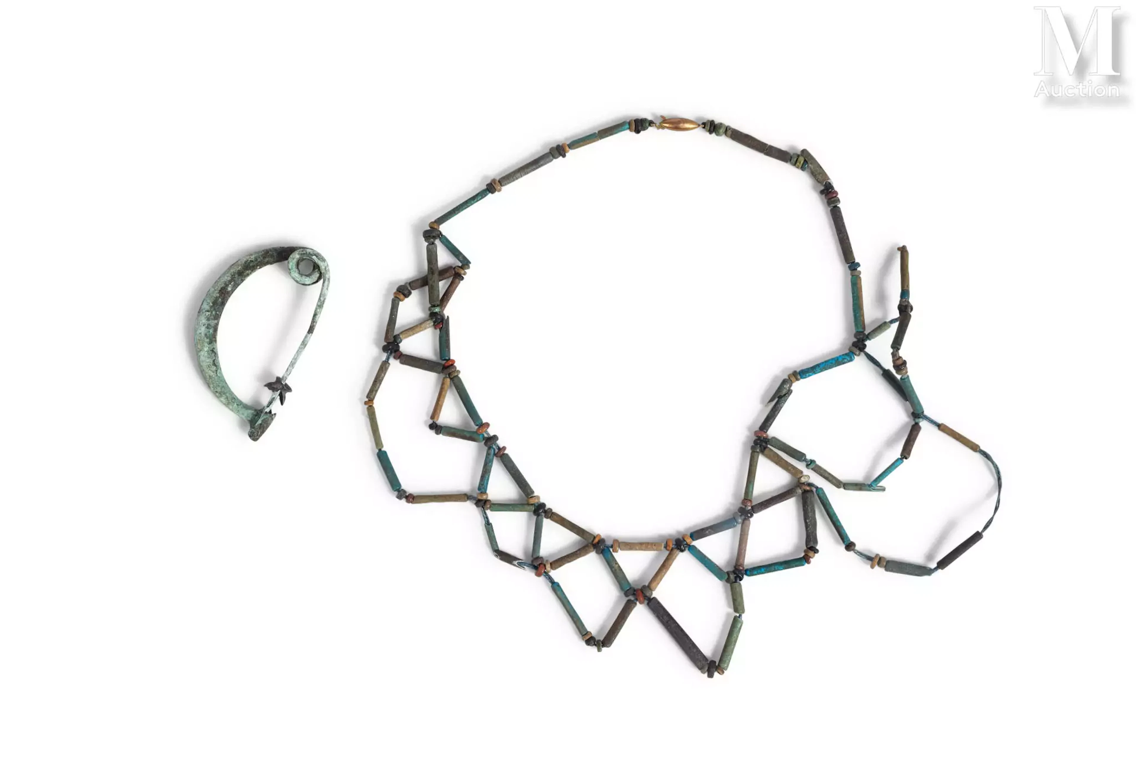Lot comprenant trois fibules à arc