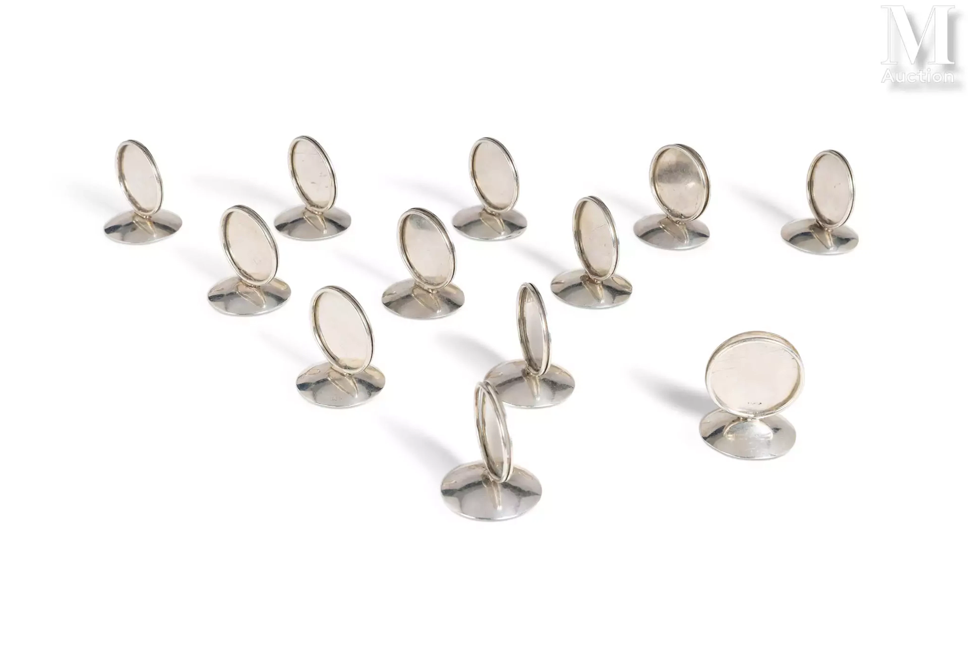 Ensemble de 12 porte-menus en argent ;