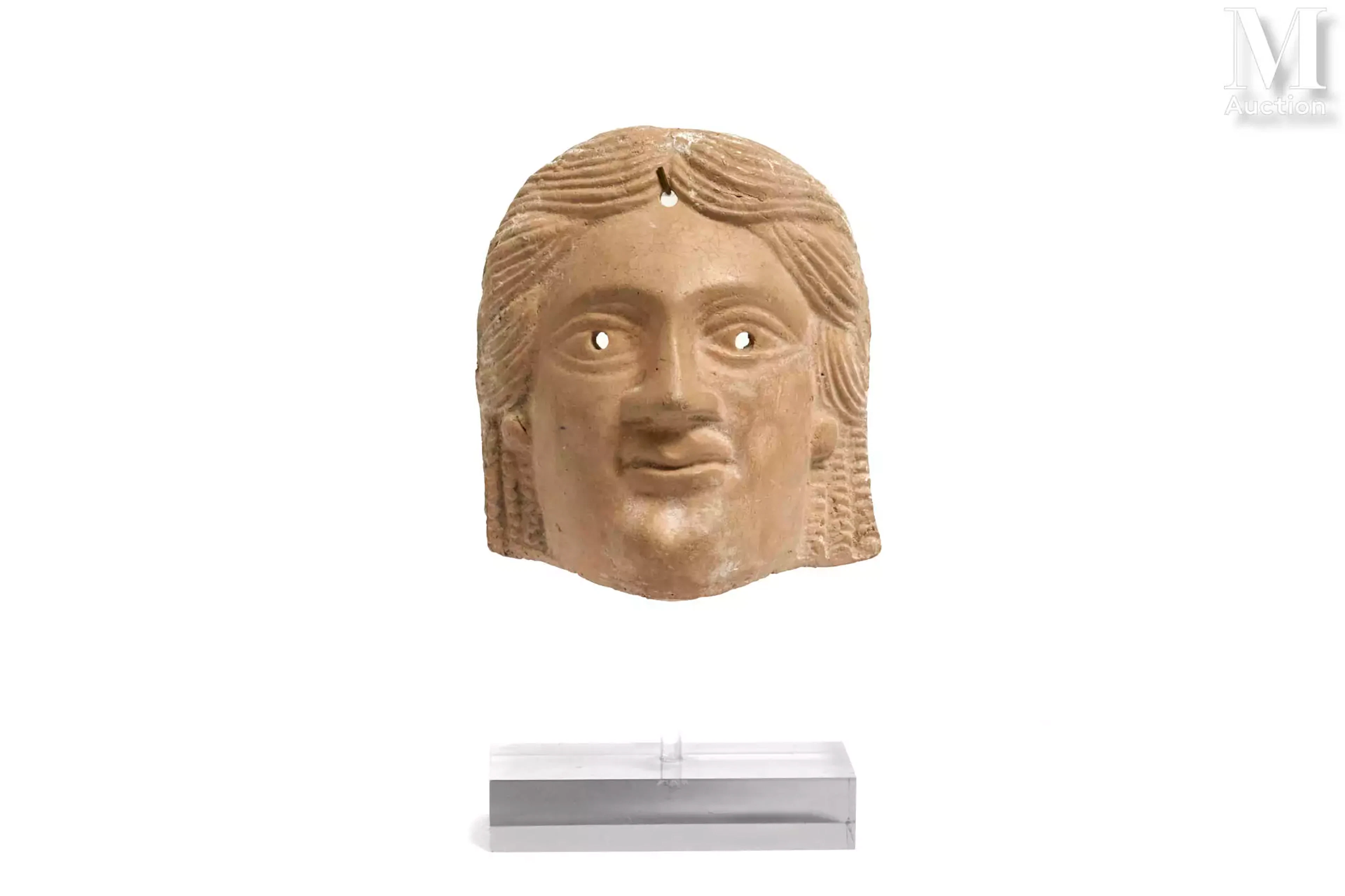 Masque de théâtre comique représentant une femme au léger sourire